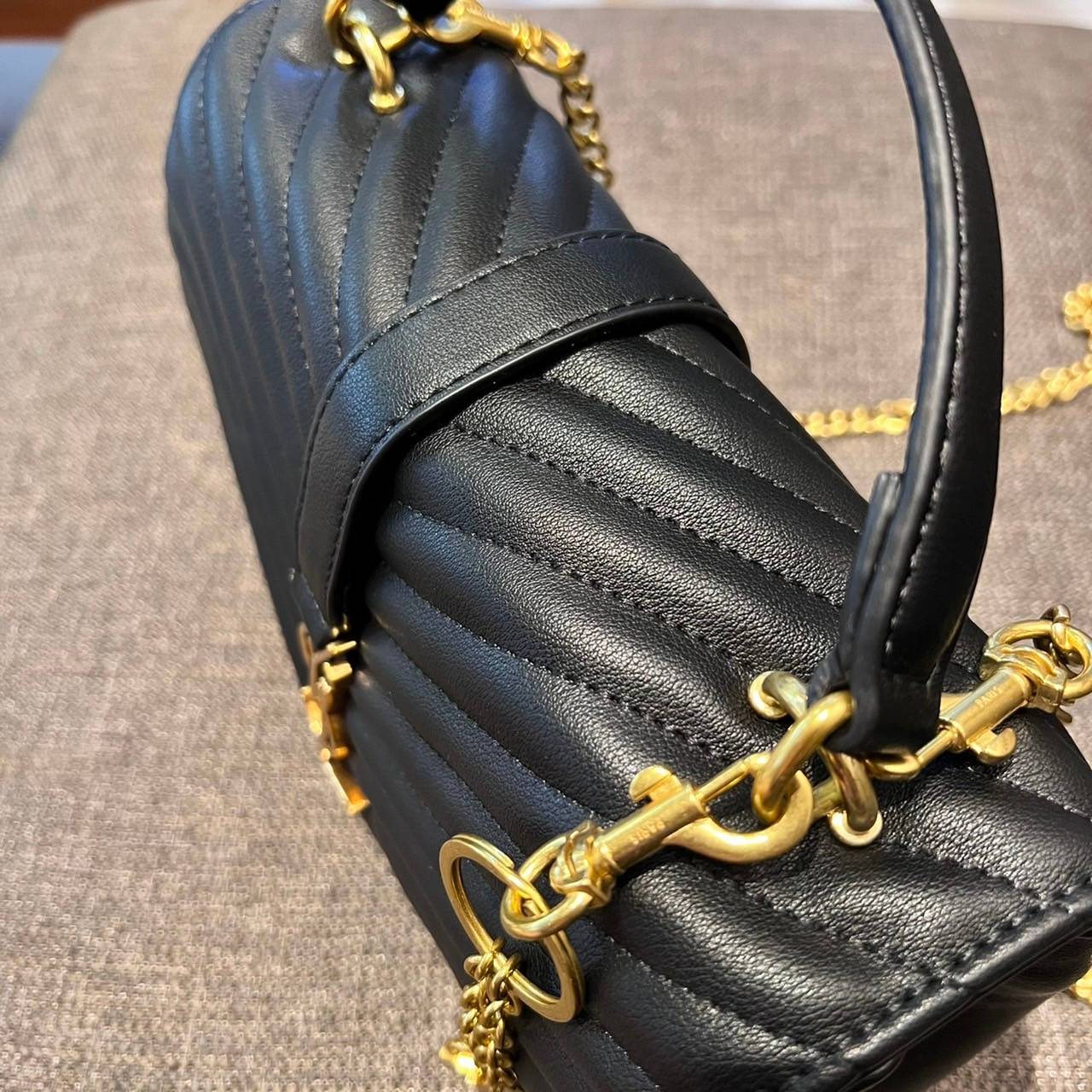 Yves Saint laurent crossbody boutique vip bag กระเป๋าสะพายไหล่ ดีไซน์ทรงสวยหรู พิเศษ แถมฟรี พวงกุญแจห้อยอะไหล่สีทอง ดูแพงไปหมดจริงๆไอเท็มนี้ วัสดุหนังสังเคราะห์ เปิด-ปิดด้วยกระดุมแม่เหล็ก ภายในโล่งกว้าง มาพร้อมหูจับในตัว และสายสะพายครอสบอดี้ที่สามารถถอดออ