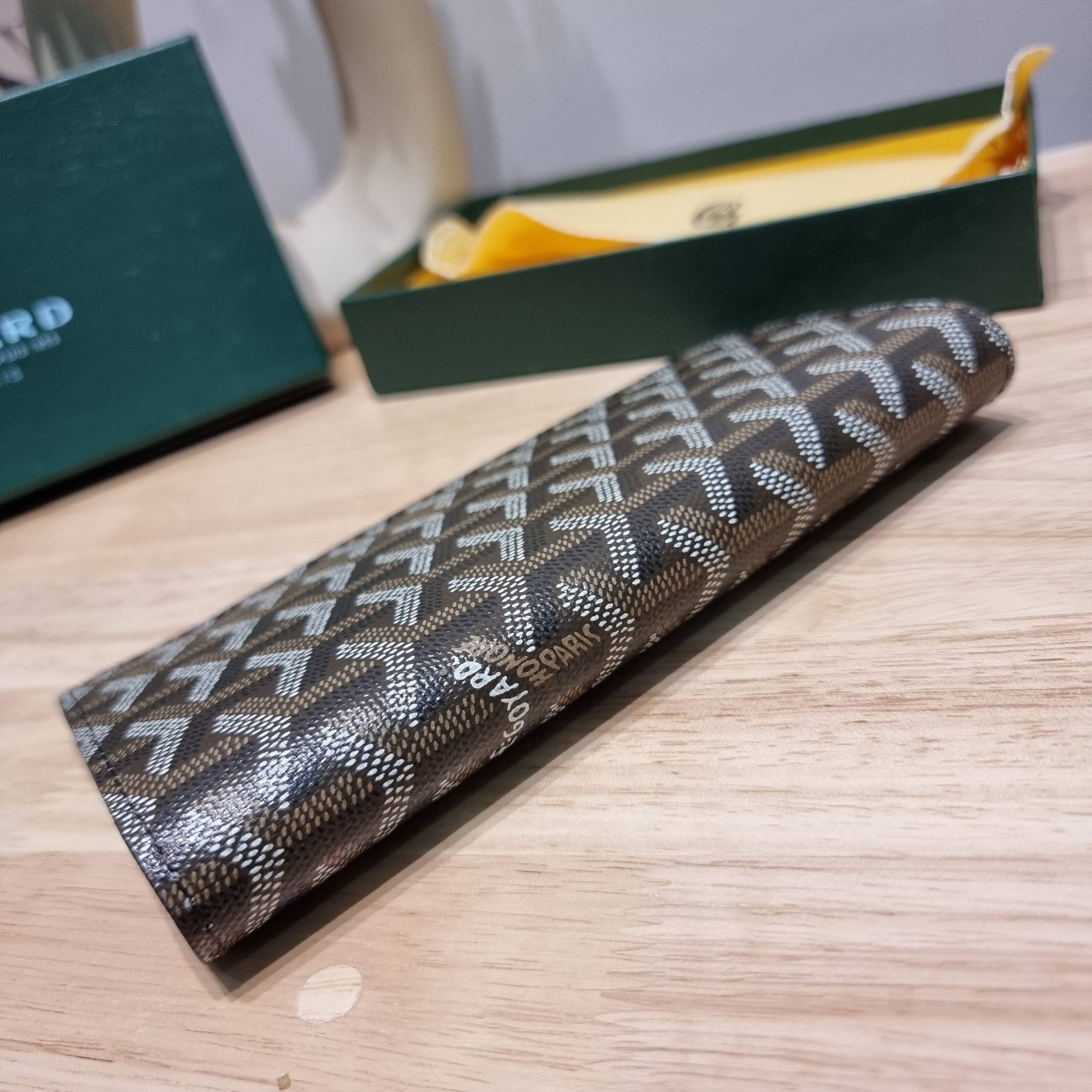 Goyard Bi Fold Long Wallet / GOYARD FLAP WALLET / Goyard Long Wallet กระเป๋าสตางค์ใบยาว รุ่น unisex ที่ใช้ได้ทั้งหนุ่มๆและสาวๆ ไอเท็มนี้ตอบโจทย์สำหรับคนที่ชอบเก็บบัตรเยอะๆ
