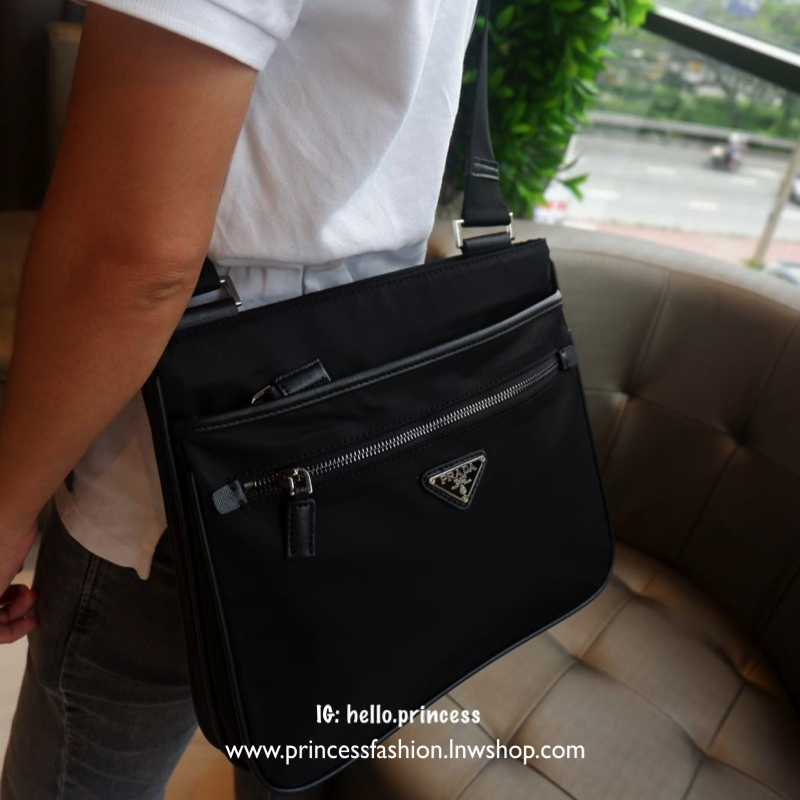 เอาใจหนุ่มๆ สำหรับ messenger bag เป็นผ้าไนล่อนนาโน ตัวกระเป๋าขนาดกำลังดี สีดำด้านสวยมากๆ ทำงานหรือเรียน เท่ห์และคลาสสิคสุดๆ มีช่องแบ่งเก็บของได้ถึง 3 ช่องแยกใส่ของเป็นสัดส่วน น้ำหนักเบา จุของคุ้ม สายยาว ปรับได้ free size สามารถสะพาย crossbody ได้ ใบนี้ห้า