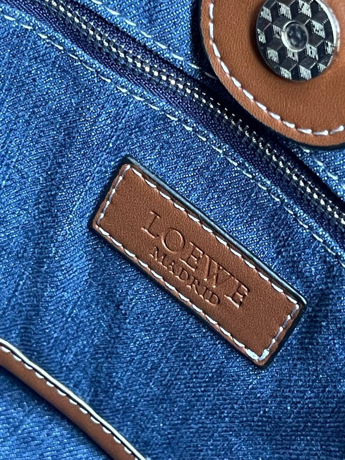 Loewe Denim Tote Bag กระเป๋าใบนี้มาในรูปแบบกระเป๋าทรงโท้ทที่สามารถเลือกใช้งานได้ทั้งแบบคล้องบ่าและแบบ Crossbody ดีไซน์เรียบง่ายไม่ซับซ้อน กระดุมแม่เหล็กเปิด-ปิดกระเป๋า มีช่องซิปเล็กด้านใน สามารถจุของได้เยอะ สำหรับสาวเซอร์ที่ชื่นชอบสไตล์การแต่งตัวอันเป็นเอ