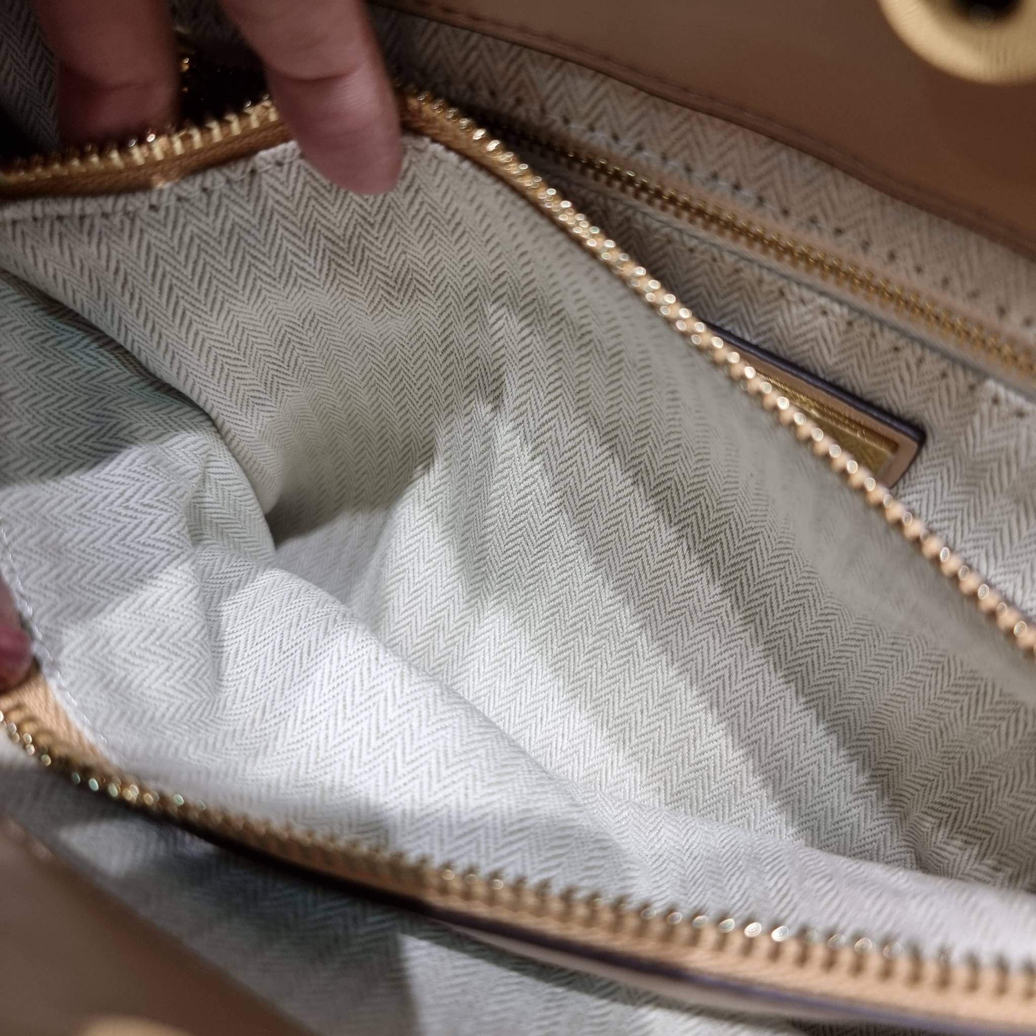 TORY BURCH KIRA CHEVRON TOTE กระเป๋าสะพายรุ่นที่ใครๆก็ต้องมี กับทรงโท้ทไซส์ใหญ่ ใช้ยังไงก็ดูหรู ดีไซน์เฉพาะตัว วัสดุหนังสัมผัสนิ่ม