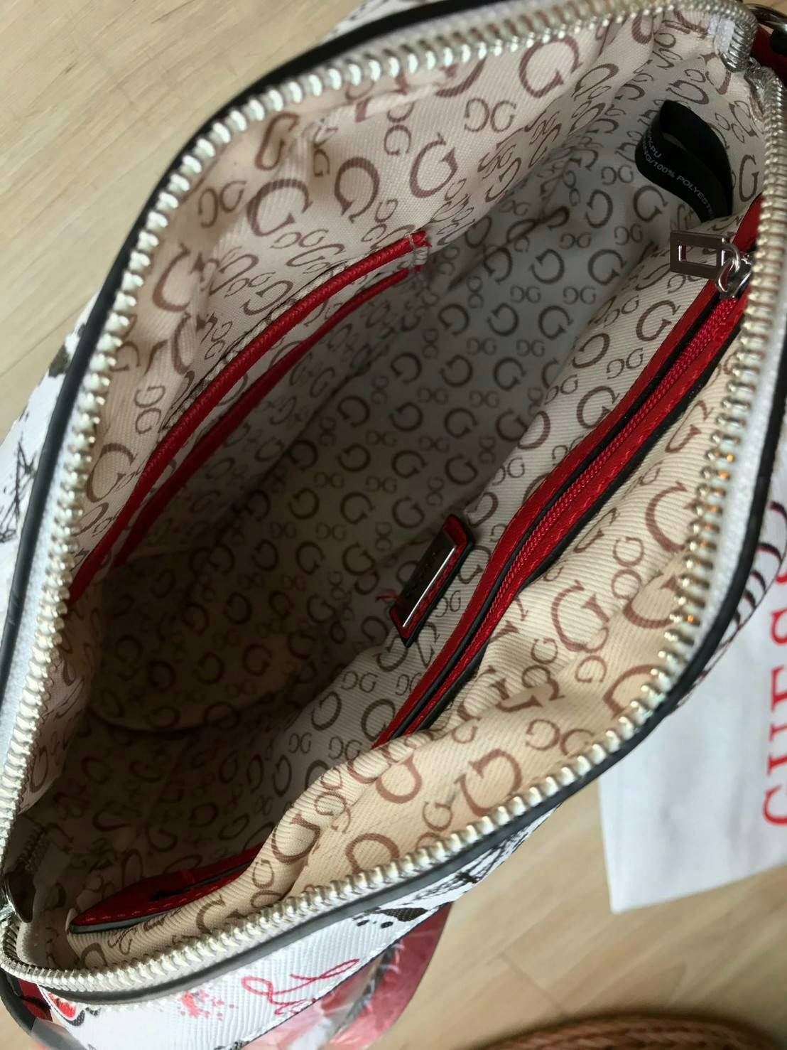 GUESS CROSSBODY BAG กระเป๋าสะพายรุ่นใหม่ ทรงเหลี่ยมตั้งอยู่ทรง วัสดุหนังSaffiano ด้านหน้าปั้มลายโลโก้นูน เปิดปิดด้วยซิปเดียวด้านบน ภายในกว้างใส่กระเป๋าสตางค์ใบยาวได้ ด้านหน้ามีช่องเล็ก1ช่อง ภายในมีช่องซิปเล็ก1ช่อง แยกเป็นสัดส่วน ด้านในบุผ้าลายสกรีน น้ำหนั