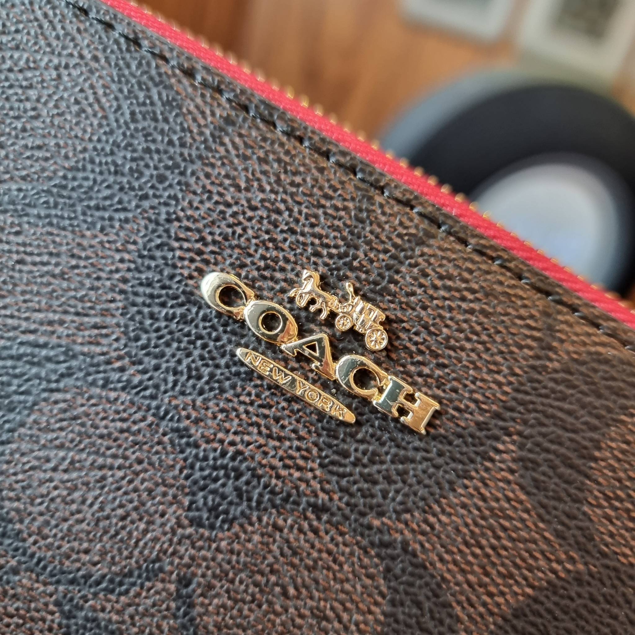 COACH F87591 DOUBLE CORNER ZIP WALLET IN SIGNATURE COATED CANVAS คล้องมือรุ่น 2 ซิป!! มาแล้วจ้า 🌟🤗 ไซส์นี้คือเหมาะมือจริงๆ พกง่ายเช่นเคย ไม่ต้องกังวลว่าจะเกะกะหรือกินพื้นที่กระเป๋าหลัก วัสดุหนังแคนวาสเคลือบลาย มีช่องหลักแยก 2 ช่อง ภายในบุผ