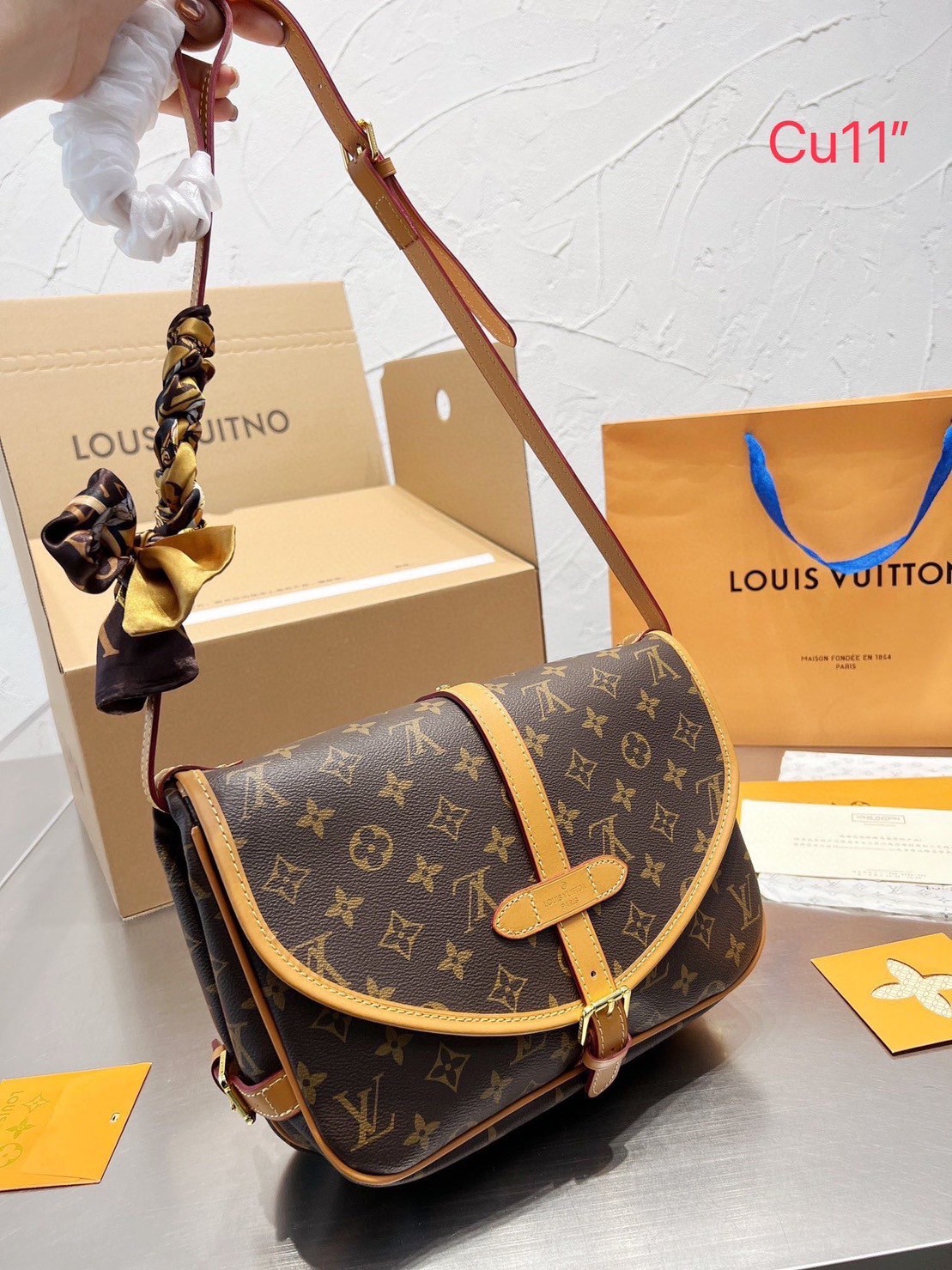 LV SAUMUR MM MONOGRAM BAG / LV Crossbody bag กระเป๋าสะพายพิมพ์ลายโมโนแกรมสุดหรูจากแบรนด์ดัง รูปทรงใช้งานง่าย ภายในจุของได้เยอะ ตอบโจทย์ให้กับทุกลุคทุกสไตล์ ใช้เป็น every ได้เลยค่ะ
