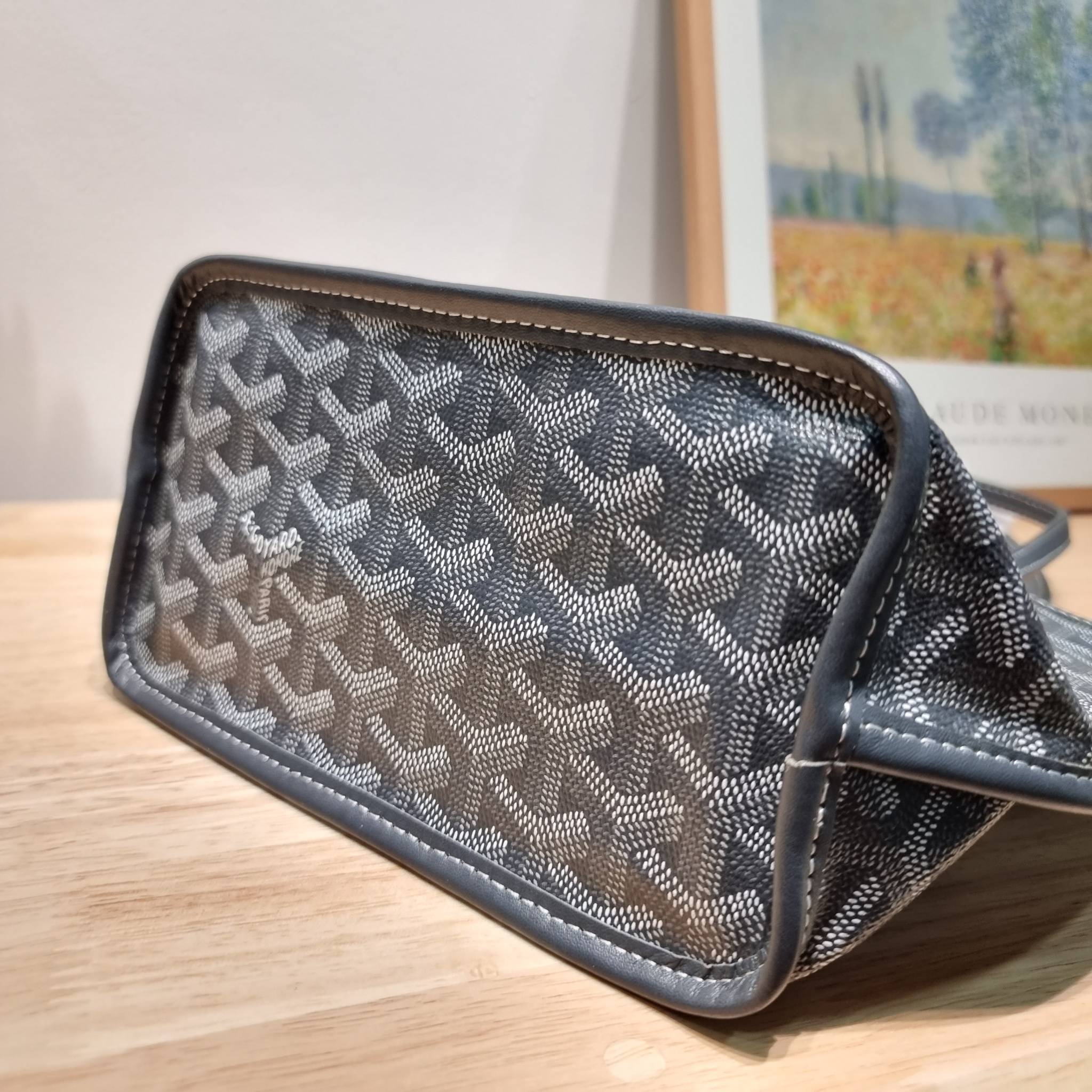 GOYARD MINI ANJOU REVERSIBLE TOTE ฮอตไอเท็ม กับกระเป๋าสะพายทรงโท้ท ไซส์มินิ กะทัดรัดมาก มาครบสีขายดี เลิศทุกสี รูปทรงคลาสสิค ดีไซน์เป็นเอกลักษณ์ ใช้งานได้หลากหลาย สามารถกลับด้านใช้ได้แบบไม่มีเบื่อ