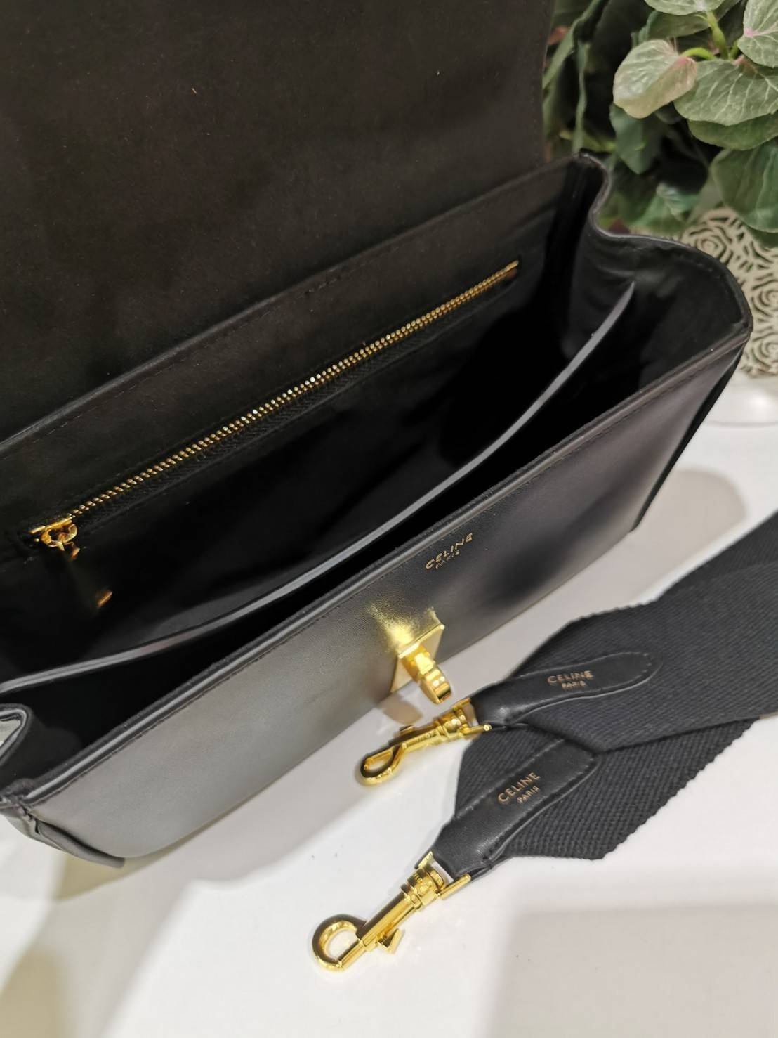 พร้อมส่งความสวย✴️นาทีนี้ต้อง CELINE TRIOMPHE CROSSBODY BAG SMOOTH CALFSKIN VIP GIFT WITH PURCHASE-GWP พรีเมี่ยมกิ๊ฟ Limited Edition จาก CELINE PERFUME DUTY FREE COUNTER วัสดุ หนังแท้ CALFSKIN ดีไซน์สวยหรูสุดคลาสสิคหนังเรียบสวยอยู่ทรงเปิดปิดด้วยฝาปิ