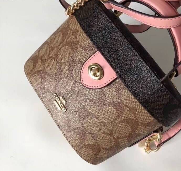 COACH KAY CROSSBODY IN SIGNATURE ((78277)) กลับมาอีกครั้ง! กระเป๋าหิ้ว//สะพายแบบครอสบอดี้ร์ หนังแท้นิ่มสวย เปิดปิดกระเป๋าแบบหมุนล็อค ภายในโล่งสามารถใส่กระเป๋าเงินใบกลางได้;มือถือได้ทุกรุ่น; มีช่องเล็กให้ใส่ของจุกจิก;ซัปในบุผ้าอย่างดีเลยค่ะ มาพร้อมสายสะพาย