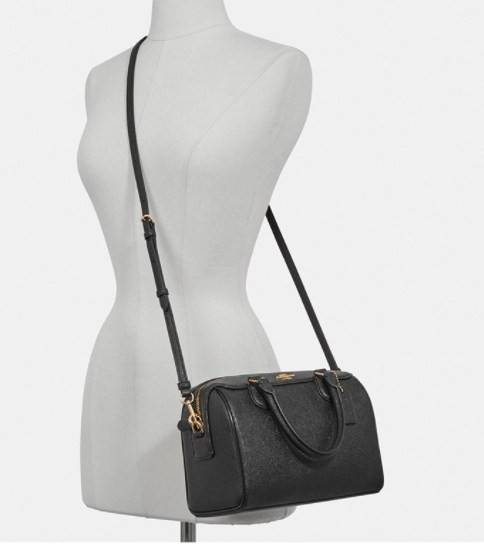 รุ่นอะไหล่ทองเข้าแล้วจ้าา ห้ามพลาดค่ะ Coach Bennett Boston Bag in Crossgrain Leather ((32202)) พร้อมส่ง รุ่นที่สาวๆหลายๆคนถามถึงกันค่า! กระเป๋าทรงหมอน หนังแท้ ลายหนังสวยมากค่ะ ไม่ว่ายุคไหนๆก็สวย ดูดี ทรงฮิตในตำนานค่ะ ✔️อะไหล่ทองหรูสวย เปิดปิดกระเป๋