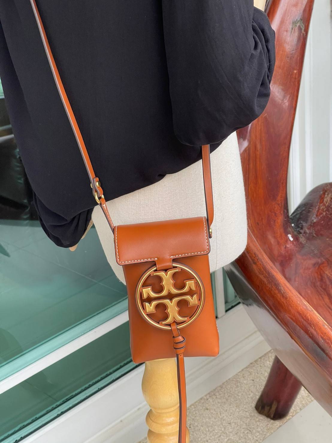 ของแท้ 💯% TORY BURCH MILLER METAL PHONE CROSSBODY อีกหนึ่งกระเป๋าใส่มือถือรุ่นฮิตที่เชื่อว่าหลาย ๆ คนต้องเคยเห็นผ่าน ๆ ตามาอย่างแน่นอน