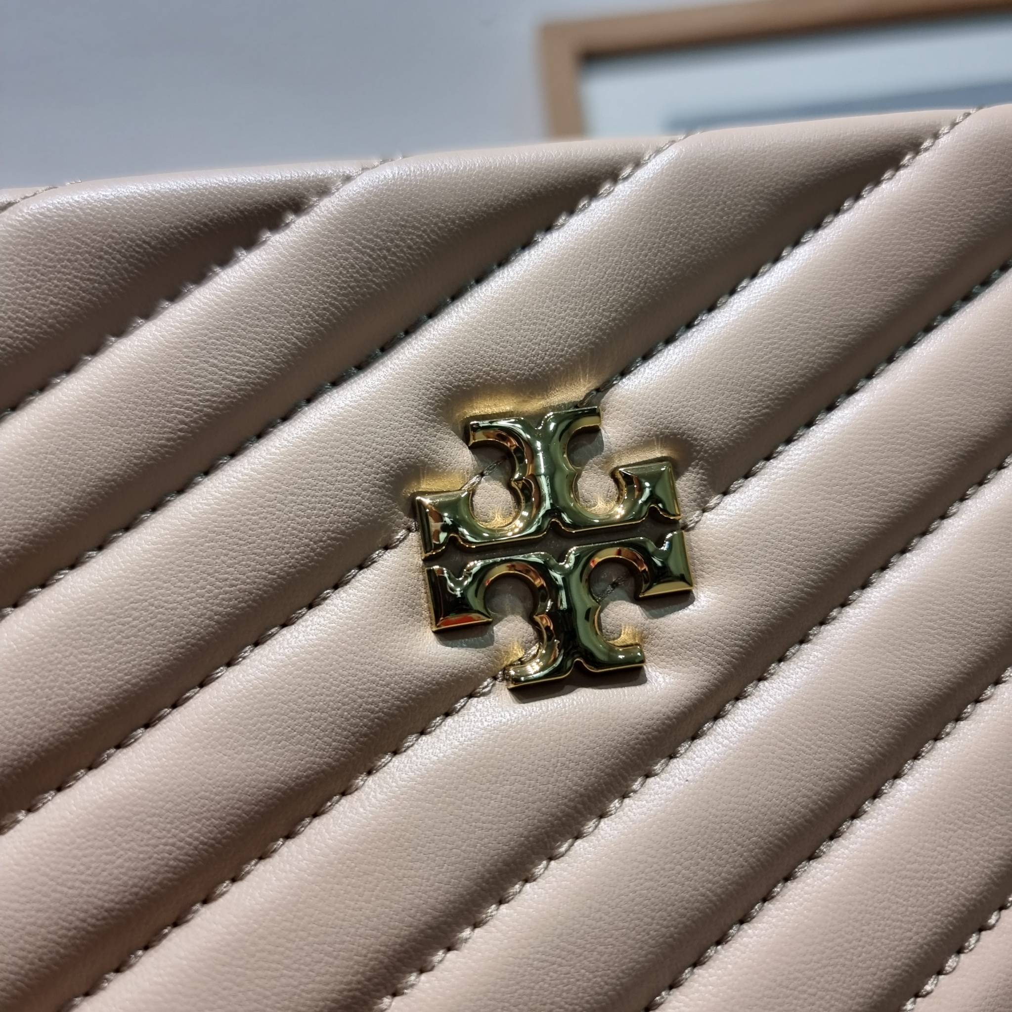 TORY BURCH KIRA CHEVRON TOTE กระเป๋าสะพายรุ่นที่ใครๆก็ต้องมี กับทรงโท้ทไซส์ใหญ่ ใช้ยังไงก็ดูหรู ดีไซน์เฉพาะตัว วัสดุหนังสัมผัสนิ่ม