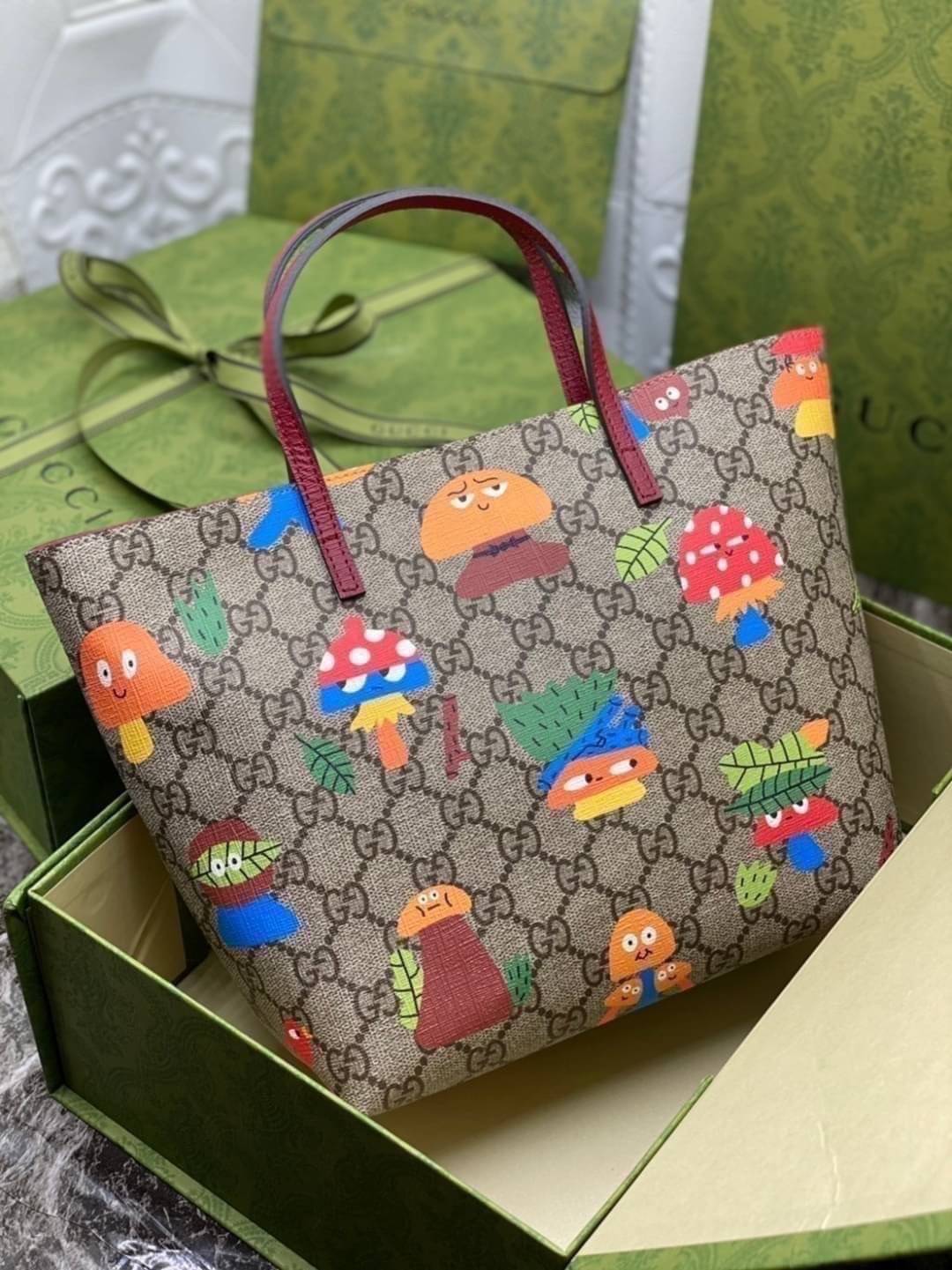 VIP 】Animal-Friendly Gucci Kid GG Supreme Tote Bag งานหนังแท้ทรงตั้งสวย ขนาดกะทัดรัด จุของได้เยอะ ใช้ได้ทั้งเด็กและผู้ใหญ่ น่ารักมากค่ะ **ขายดีตลอดกาล**