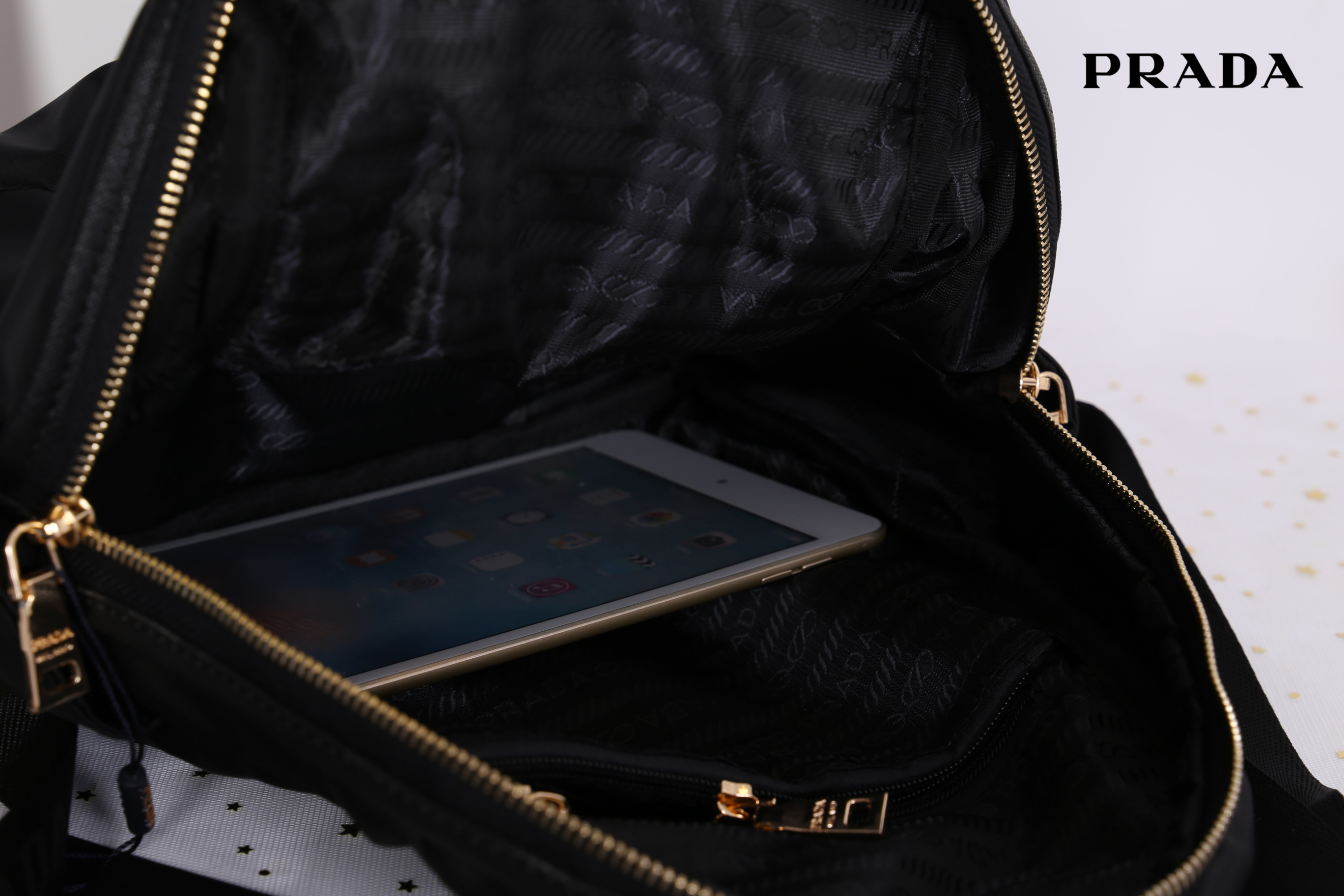 Prada Nylon Backpack สินค้า Premium gift วัสดุผ้า Nylon คุณภาพดี วัสดุอะไหล่ทองสวยหรู น่าใช้ ดีไซน์คลาสสิค ด้านหน้ามี 1 ช่อง มีตัวล๊อก ตัวช่องสามารถใส่ Ipad ได้ ด้านข้างมีช่องใส่ของจุกจิกได้ทั้งสองฝั่ง รุ่นนี้เปิดปิดแบบซิป ด้านในโล่งกว้าง จุของได้เยอะเลยค