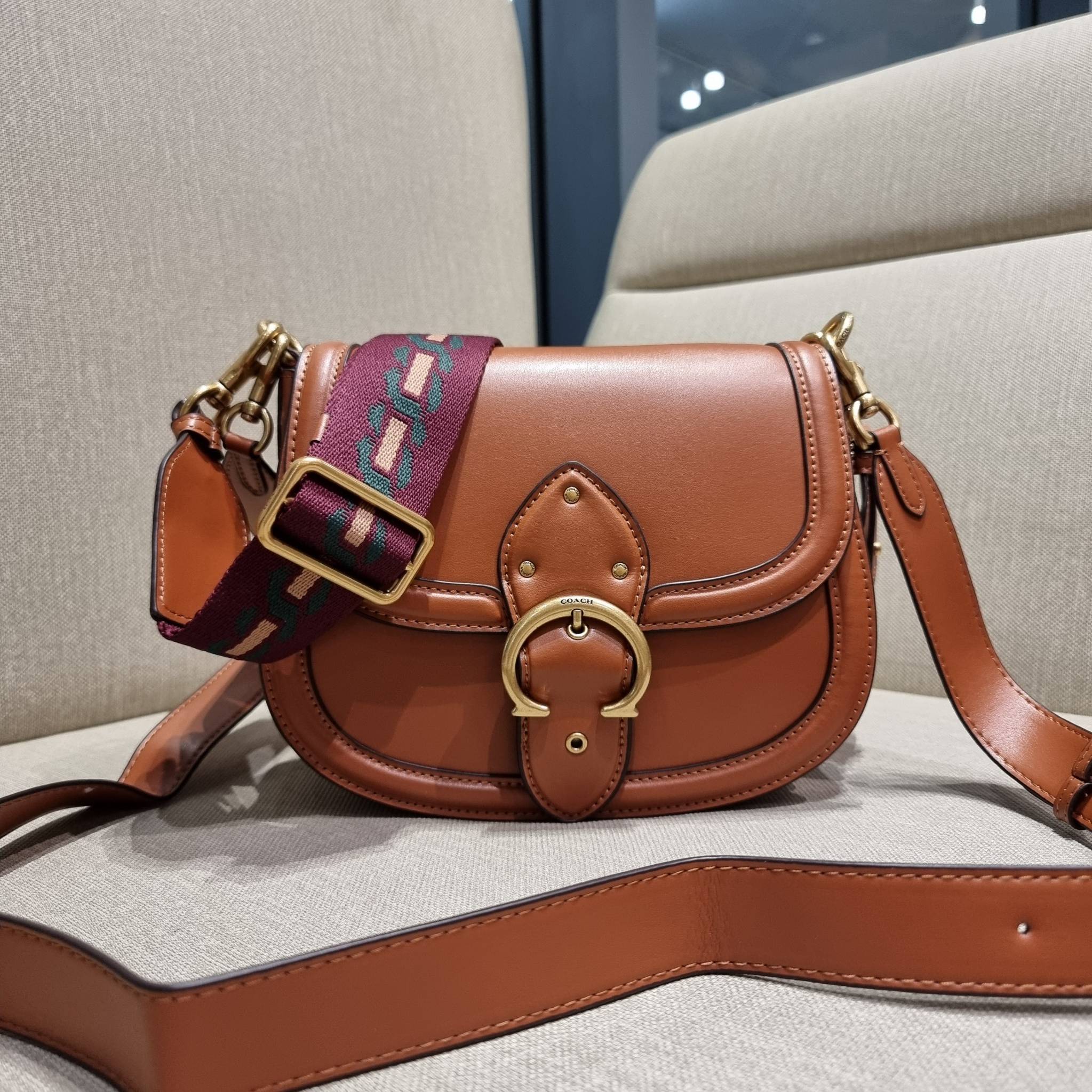 COACH C0749 BEAT SADDLE BAG The best item! ที่สาวๆรอคอย! ฮอตไฟลุก! สีหายาก ละมุนคุณหนู คอลเลคชั่นใหม่ ดีไซน์หรูหรา พิเศษมากๆมาพร้อมสายสะพาย 2 เส้น ใช้คู่กันหรือแยกสะพายก็สวยครบสูตร กระเป๋าสะพายทรง saddle คลาสสิค วัสดุหนัง glove-tanned ทนทาน เปิด-ปิดด้วยกร