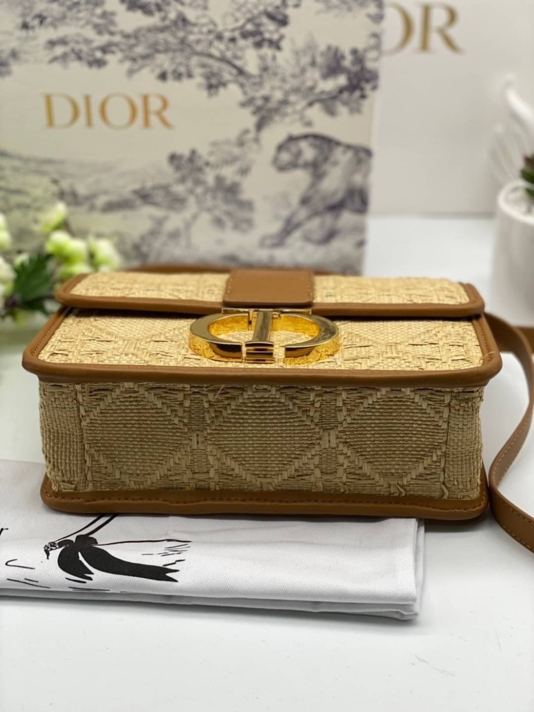 ORI 】DIOR 30 Montaigne Bag Natural Cannage Raffia พร้อมส่งที่ไทย ภาพสินค้าถ่ายจากงานขายจริง ใช้งานต่างประเทศได้ เอกลักษณ์ของความหรู น้ำหนักเบา ไอเท็มหายาก!! Best seller!! ยกให้น้องเลย!! ดีไซน์เรียบหรูในความเป็นเอกลักษณ์ ใช้งานง่าย สะดวก ได้ทุกโอกาส แนะนำเ