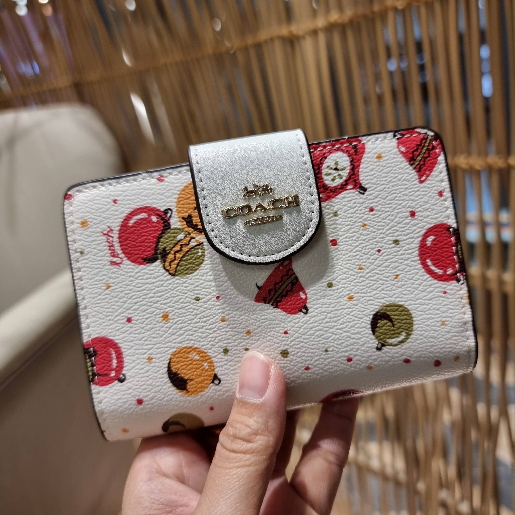 COACH C7414 MEDIUM CORNER ZIP WALLET WITH ORNAMENT PRINT คอลเลคชั่นใหม่ กระเป๋าสตางค์ใบกลาง ดีไซน์ใหม่ สุดหรู คละลายพริ้นท์เต็มใบ น่าใช้ไปอีก วัสดุหนังแคนวาสเคลือบลาย ภายในมีช่องใส่บัตร ใส่ธนบัตรได้ครบ และมีช่องซิปแยก ใบจริงสวยมากๆ แนะนำจ้า ราคาสุดคุ้มครบ