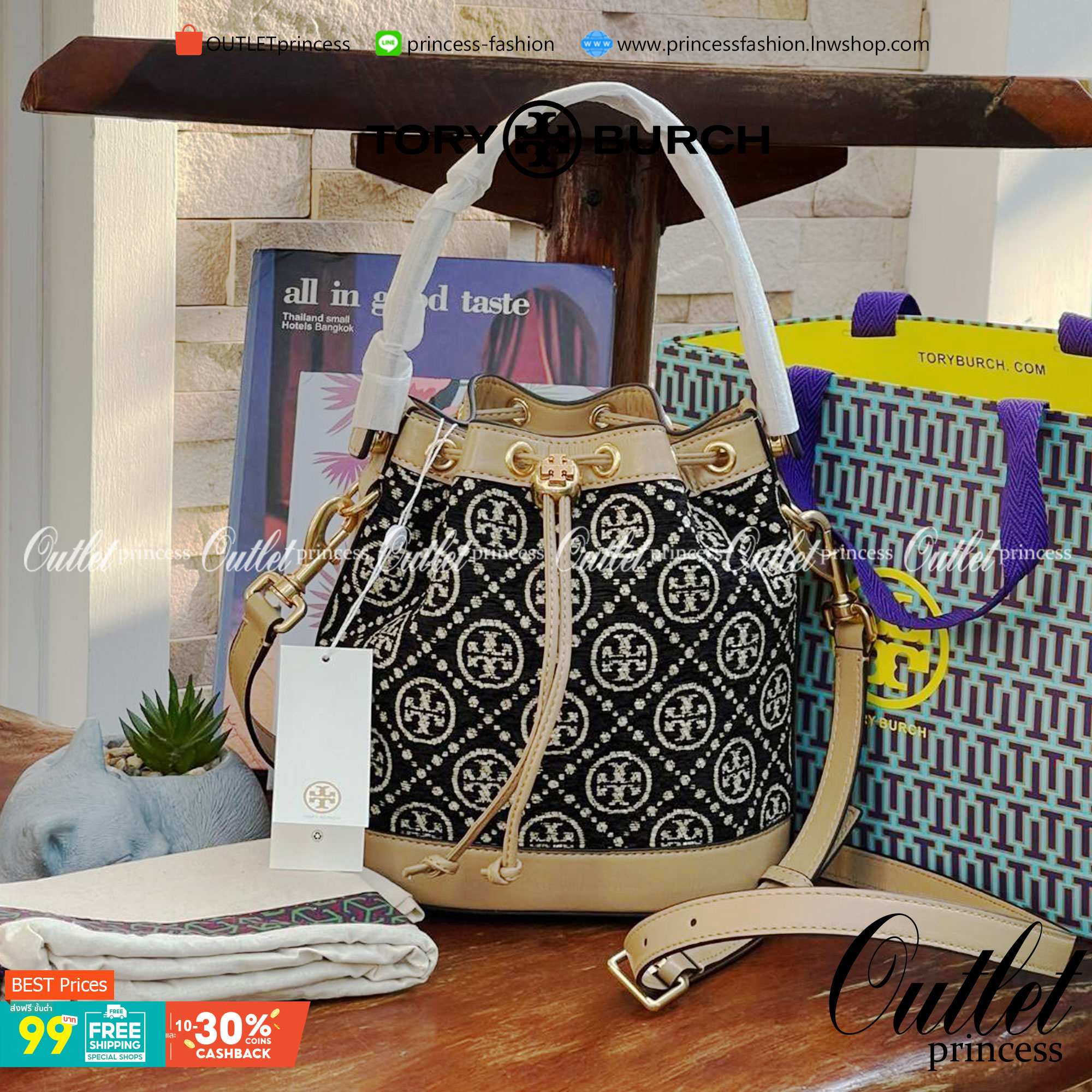 OUTTLET 】Tory burch T Monogram Chenille Bucket Bag เปิดตัวอีกหนึ่งรุ่นกับกระเป๋าลาย T MONOGRAM รุ่นใหม่ล่าสุดจาก TORY BURCH พลาดไม่ได้กับโลโก้สุดคลาสสิก ลวดลาย T Monogram คือวัสดุ chenille หรือที่เรียกว่า ด้านไหมกำมะหยี่ มารังสรรค์ลงบนกระเป๋าBucketใบนี้ เ