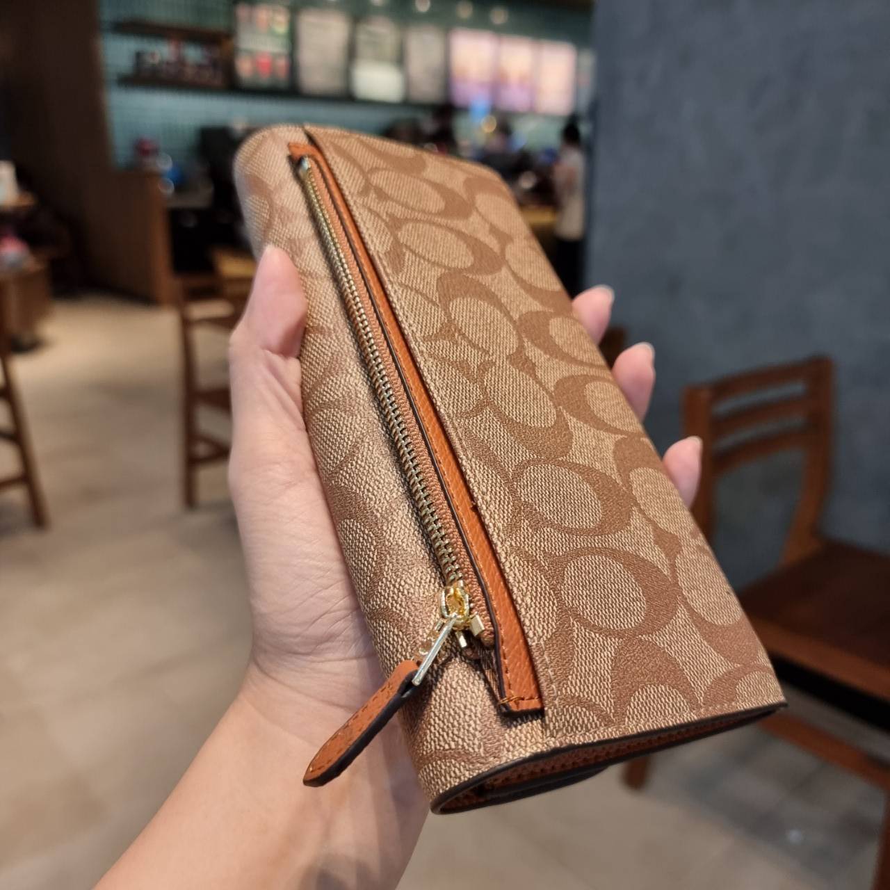 COACH F52601 POP SLIM ENVELOPE WALLET IN SIGNATURE รุ่นขายดี ขายหมด!! รุ่นหายาก!! เติมสต็อคจ้า!! กระเป๋าสตางค์รุ่นฝาพับ ดีไซน์เรียบหรู คลาสสิค ใช้งานง่ายและสะดวกมากๆ ด้วยซองซิปที่เสียบด้านหลัง ถอดแยกออกมาใช้ได้ หรือเอาออก พกกระเป๋าเดี่ยวๆก็ได้ ถือใบนี้ดูไ
