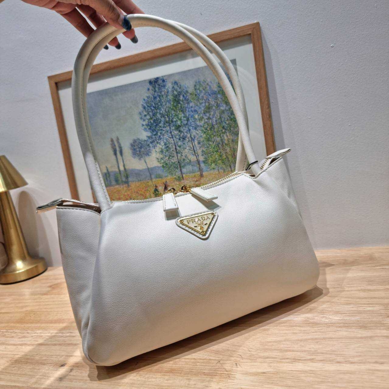 PRADA MEDIUM LEATHER HANDBAG กระเป๋าสะพายไหล่ดีไซน์เก๋และมาแรงมาก สาวๆหนุ่มๆติดแกลมต้องไม่พลาด สวยดูแพง เกรดวีไอพี ไฮเอน 1:1 ใช้งานต่างประเทศได้