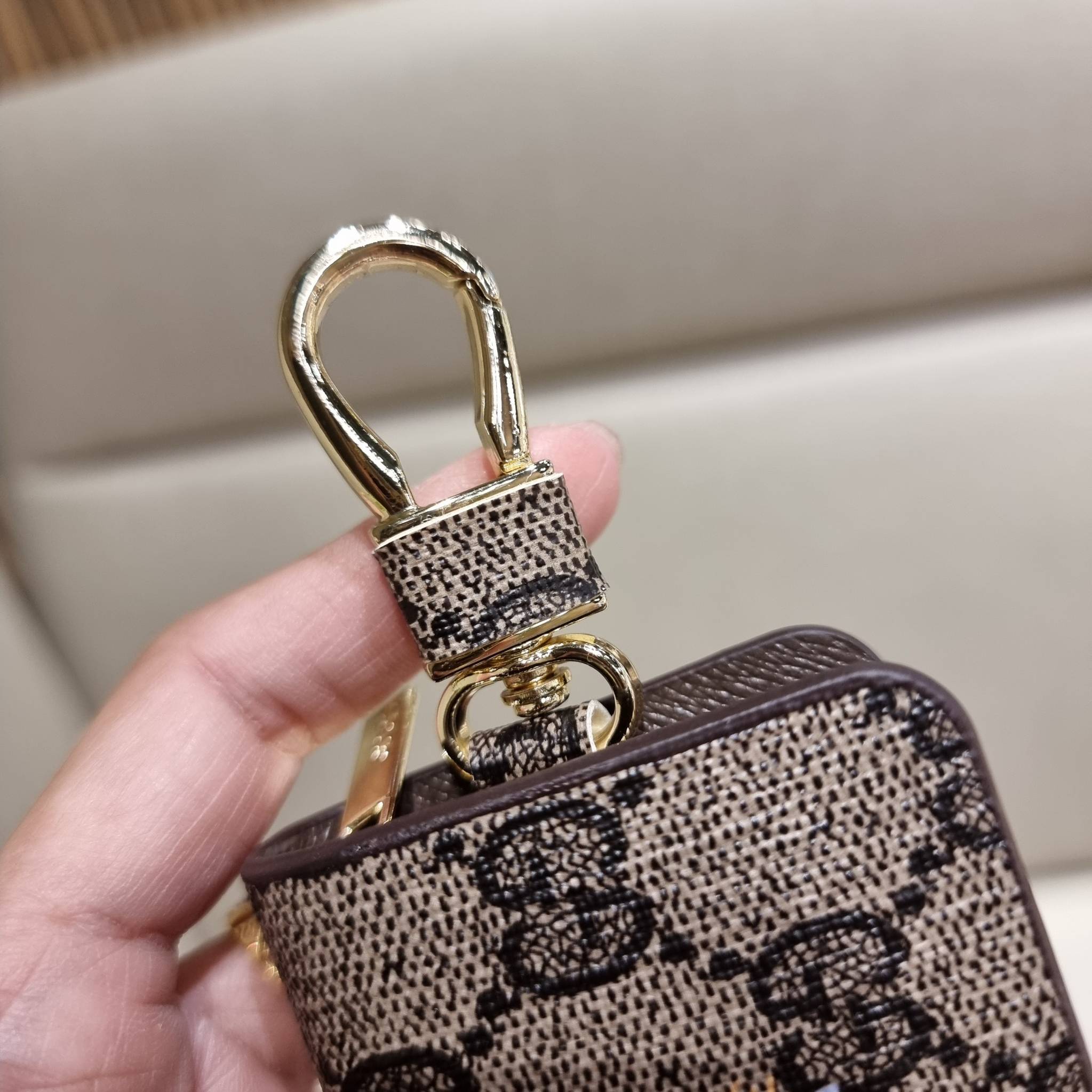 VIP 】SUPER EXCLUSIVE GC GWP KEY FOB WITH GIFT BOX 🎊🐯🐍 ต้อนรับปีแห่งความปัง!! กระเป๋าเก็บกุญแจรุ่นพิเศษ!! เอ็กซ์คลูซีฟมาก!! วัสดุหนังแคนวาส ปั๊มลายคมสวย!! เปิด-ปิดด้วยซิปปั๊มแบรนด์ มีหัวพวงกุญแจห้อย สำหรับเกี่ยวเข้ากับกระเป๋าใบใหญ่