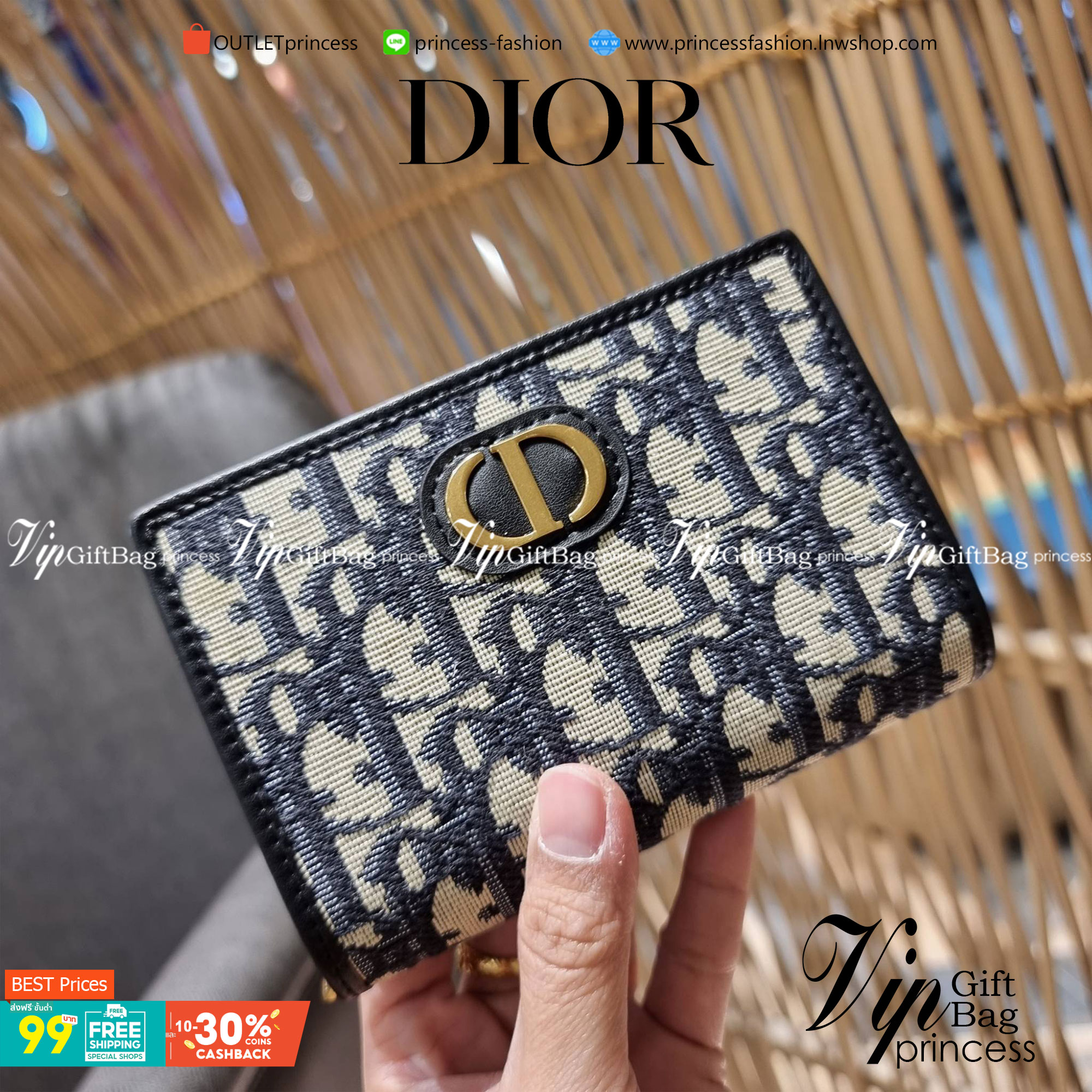 VIP 】CD MULTI WALLET WITH GWP กระเป๋าสตางค์ขนาดเหมาะมือ พรีเมี่ยมกิ๊ฟจากเคาน์เตอร์ ดีไซน์แปลกใหม่ ไม่ซ้ำใคร สลับเปิดได้ 2 ฝั่ง ตรงกลางเป็นช่องซิป วัสดุผ้าแคนวาสปักลาย สลับหนังแท้ภายใน ภายในมีช่องใส่บัตร ใส่ธนบัตรได้ สะดวกใช้มากๆ มาพร้อม box set ในราคาที่ถ