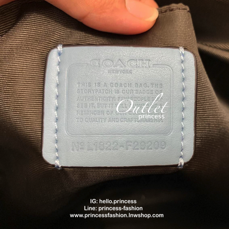 COACH SIGNATURE ZIP SHOULDER BAG กระเป๋าถือหรือสะพายไหล่ ทรงสวย ลาย signature วัสดุหนัง PVC. เนื้อนิ่ม ตัดของหนังสีฟ้า เปิดปิดด้วยซิป ภายในกว้าง ใส่ iPad, A4 และของใช้ได้เยอะ มีช่องเล็ก และช่องซิปค่ะ Must have!