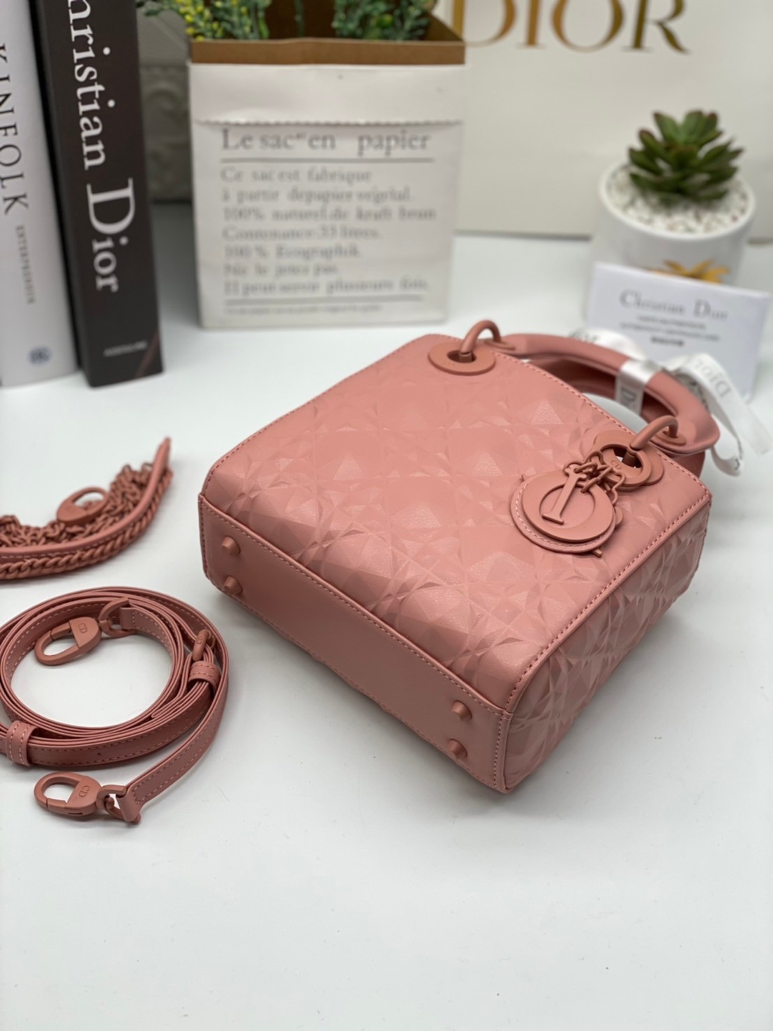 หนังแท้ DIOR LADY BAG 17cm ไซส์เล็กขนาดกำลังน่ารักเลยค่ะ งานออริหนังแท้ทั้งใบปั้มลายรุ่นใหม่ล่าสุด ความสง่างามอีกหนึ่งรุ่นของ Dior รูปทรงสีเหลียม ขนาดกระทัดรัด ตั้งอยู่ทรง ฐานกระเป๋าแข็งแรง มีหมุดรองฐาน ดีไซน์ที่มีเอกลักษณ์เฉพาะตัว ด้านหน้าตกแต่งด้วยตัวอั