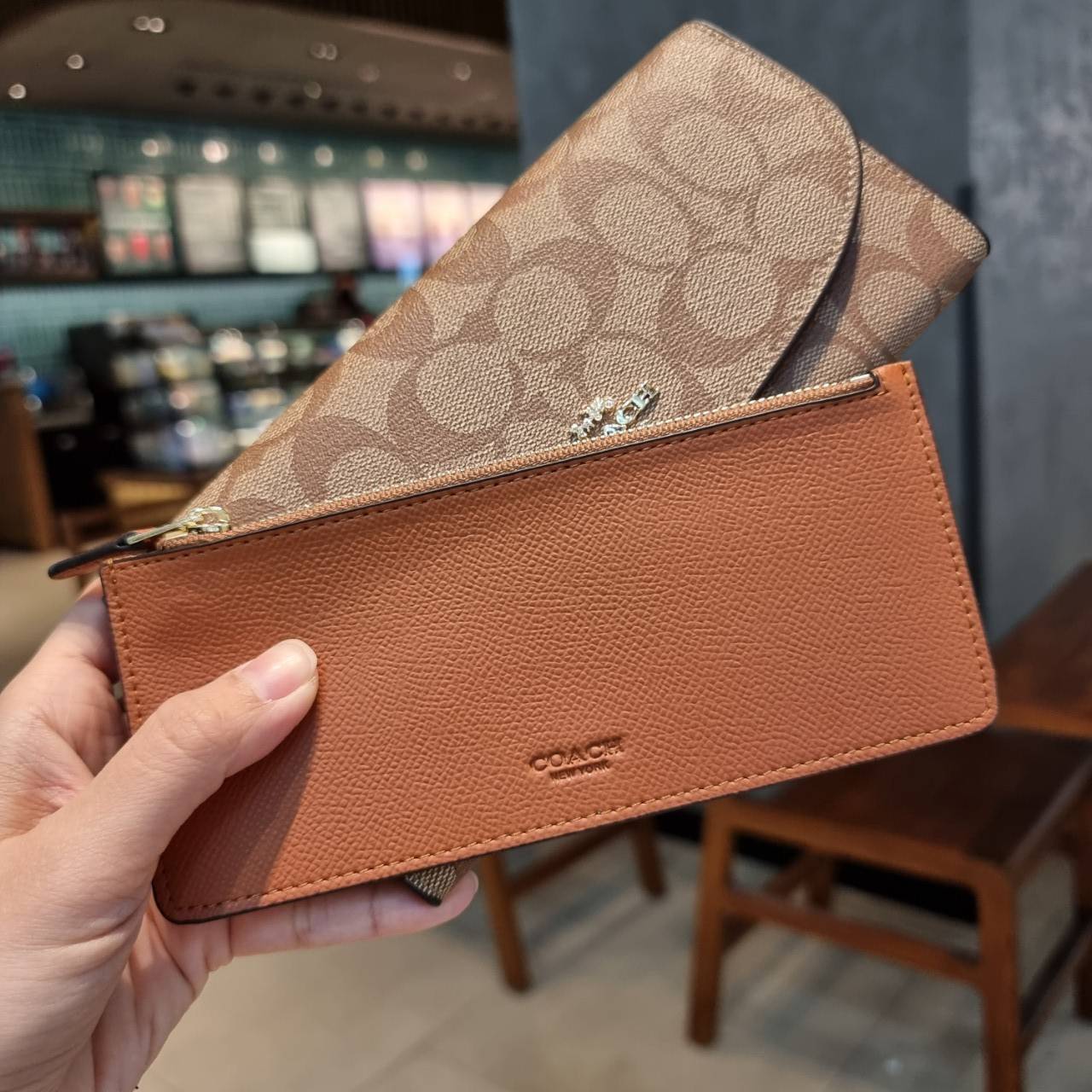 COACH F52601 POP SLIM ENVELOPE WALLET IN SIGNATURE รุ่นขายดี ขายหมด!! รุ่นหายาก!! เติมสต็อคจ้า!! กระเป๋าสตางค์รุ่นฝาพับ ดีไซน์เรียบหรู คลาสสิค ใช้งานง่ายและสะดวกมากๆ ด้วยซองซิปที่เสียบด้านหลัง ถอดแยกออกมาใช้ได้ หรือเอาออก พกกระเป๋าเดี่ยวๆก็ได้ ถือใบนี้ดูไ