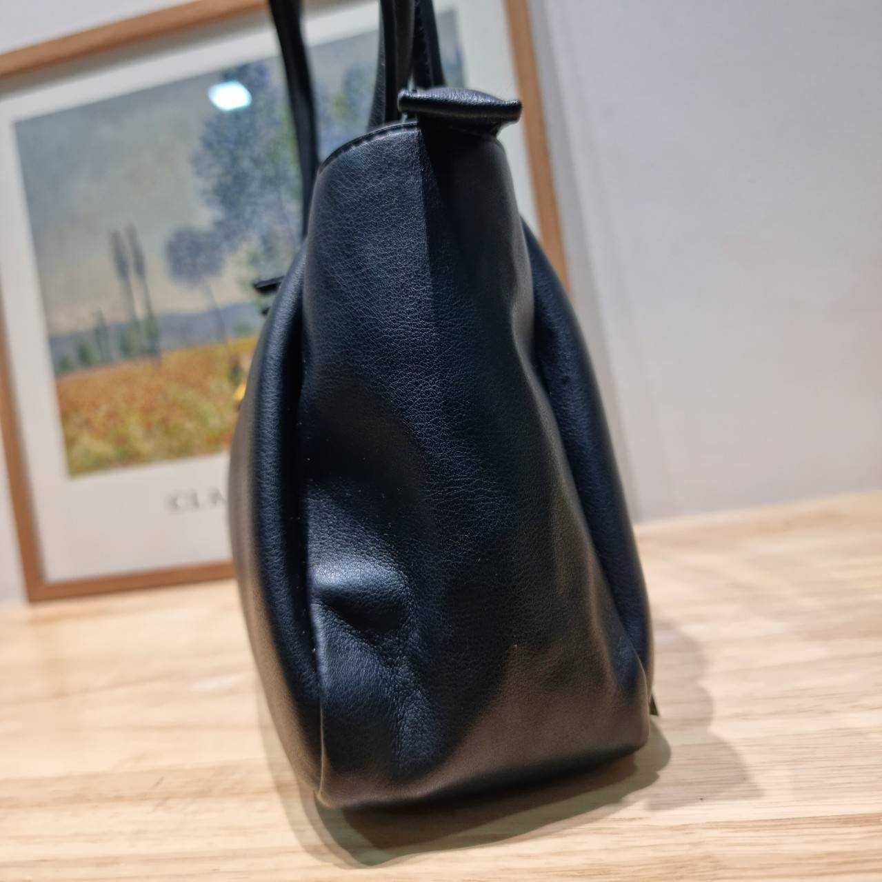 พร้อมส่ง 2 สี PRADA MEDIUM LEATHER HANDBAG กระเป๋าสะพายไหล่ดีไซน์เก๋และมาแรงมาก สาวๆหนุ่มๆติดแกลมต้องไม่พลาด สวยดูแพง