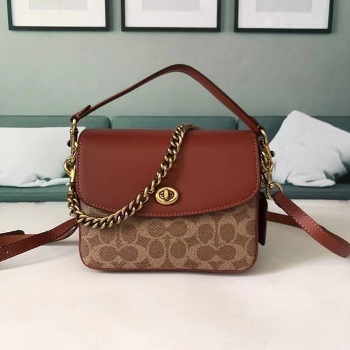 3สาย Coach 89089 Cassie Crossbody 19 In Signature Canvas เรียบหรู ดูดี ต้องไอเท็มนี้เลยจ้า กระเป๋าถือ/สะพายข้าง สุดพิเศษ!! มีสายมาให้ถึง 3 แบบ!! สลับใช้แมทช์ตามสไตล์ได้เลย วัสดุหนังแคนวาสสลับหนังเรียบ เปิด-ปิดด้วยตัวบิดล็อค ภายในแบ่งสัดส่วนอย่างดี ใส่ของไ