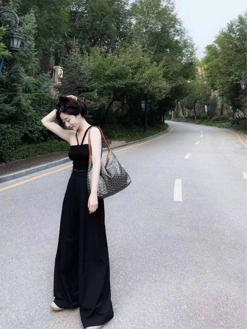 GOYARD BOHEME HOBO BAG / GOYARD HOBO กระเป๋าสะพายทรงโฮโบ ใบใหญ่จุใจ!! มาครบสีขายดี เลิศทุกสี รูปทรงคลาสสิค ดีไซน์เป็นเอกลักษณ์ วัสดุหนังแคนวาสพิมพ์ลายสวยคม ปากกระเป๋ามีซิปเปิด-ปิดกันของหล่นได้ ภายในโล่งกว้างมาก มาพร้อมสายคล้องในตัว ทนทาน สะพายสวยๆได้ทุกวั