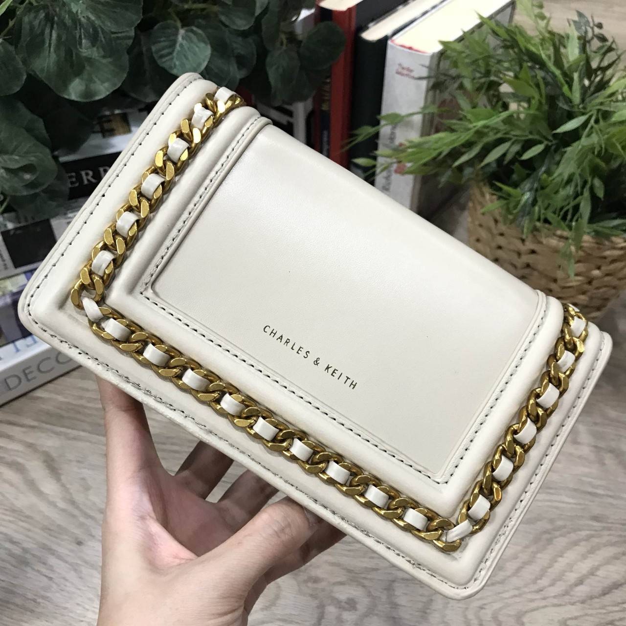 NEW ARRIVAL! CHARLES & KEITH CHAIN DETAIL CROSSBODY BAG กระเป๋าสะพายทรงสี่เหลี่ยมรุ่นชนช็อปขนาดกำลังดีวัสดุหนังนิ่มเรียบประดับด้วยโซ่ด้านหน้าดูมีดีเทล เปิดปิดด้วยกระดุมแม่เหล็ก ภายในมีช่องใส่บัตรและช่องซิป มาพร้อมสายโซ่ต่อหนังถอดถือเป็นคลัชได้ ภาพถ่ายสินค
