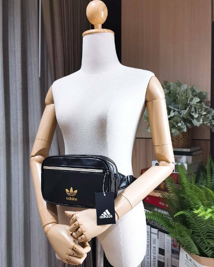 Adidas Factory Mini Waist Bag กระเป๋าสะพายสไตล์สปอร์ตแบบคาดเอวหรือคาดอกดีไซน์สุดฮิตใช้ได้ทั้งชายและหญิง วัสดุหนังเรียบแบบนิ่มกันน้ำอยู่ทรงทำความสะอาดง่าย ขนาดกำลังดี น้ำหนักเบา ด้านหน้ามีโลโก้แบรนด์ เปิดปิดด้วยซิปสะดวกใช้ หัวซิปปั้มแบรนด์สายสะพายเลื่อนปรั