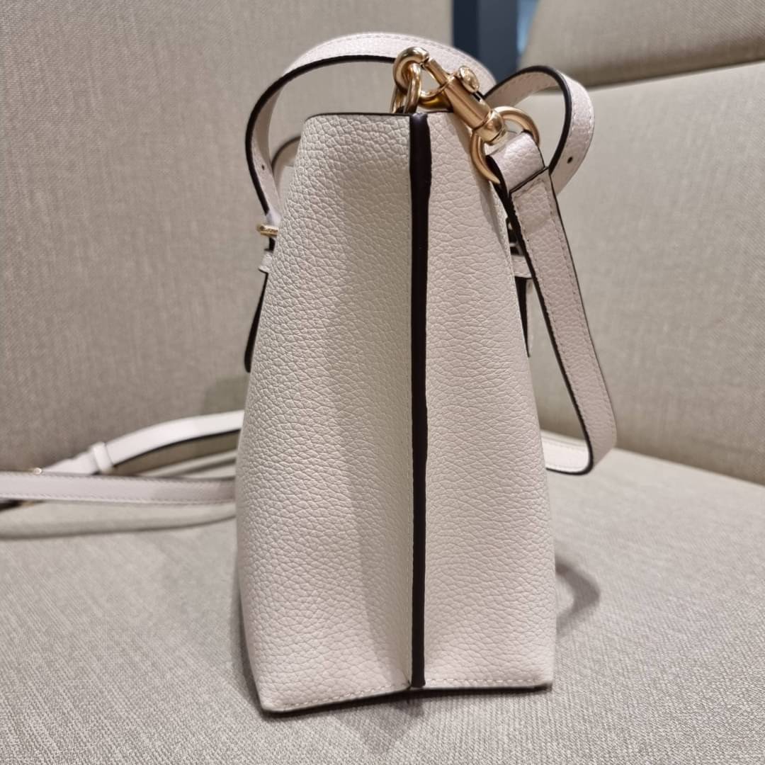 OUTTLET 】COACH MOLLIE TOTE 25 (C4250 C4084) น้องคนสวยอีกหนึ่ง!! กระเป๋าโท้ทไซส์เล็กที่สาวๆหลงรัก ดีไซน์คลาสสิคเหมือนเดิม เพิ่มเติมคือสะดวกขึ้นเยอะ!! ย่อส่วนมาจากใบใหญ่เป๊ะๆ น่ารักน่าใช้มากๆ วัสดุหนัง crossgrain ทนทาน ใช้งานง่าย เรียบหรูดูดีม้าก!! ภายในโล่