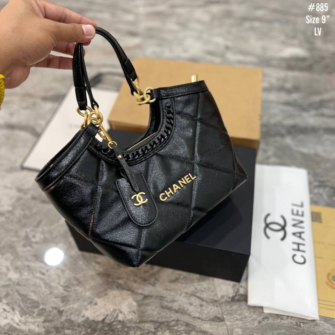 Chanel Tote Handbag & Crossbody Bag กระเป๋าสะพายทรงโท้ท งานหนังสวยเต็มใบ จุของได้แบบจุกๆ ดีไซน์คลาสสิค ใช้งานได้ง่ายด้วยหูจับและสายสะพาย ที่สามารถถอดออกได้ ในวันที่อยากปรับเปลี่ยนลุค รับรองว่าเก็บได้หมดทุกไอเท็มจำเป็น แนะนำเลยน้า