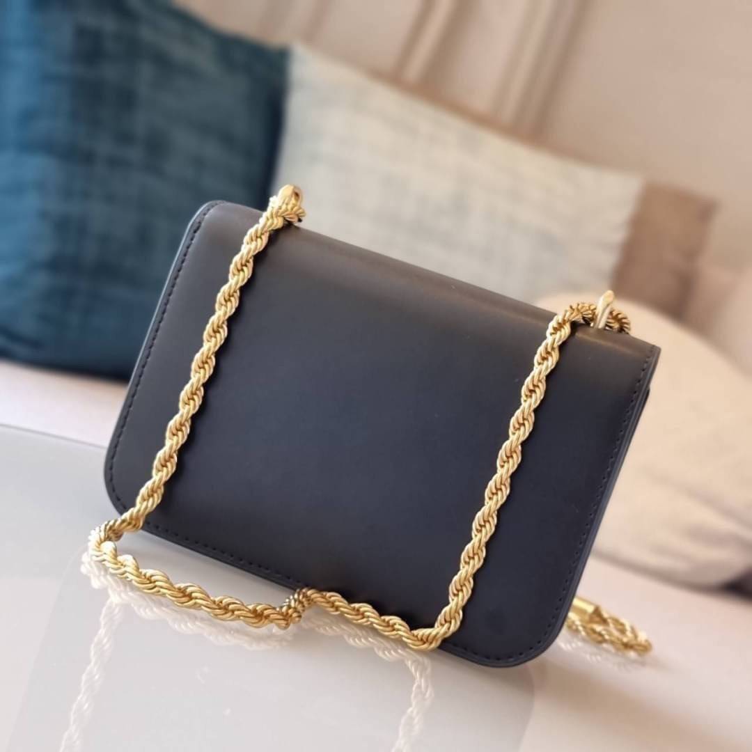 TORY BURCH ELEANOR SMALL CONVERTIBLE SHOULDER BAG ฮอตไอเท็ม รุ่นนี้ขายดีขายหมด สวยหรู คุณหนู ผู้ดี!! หายากมากแล้วน้า กระเป๋าสะพายข้าง ดีไซน์อยู่ทรง ขนาดกำลังสะดวกใช้สำหรับสาว วัสดุหนังแท้เต็มใบ สีทูโทน เปิด-ปิดด้วยแถบแม่เหล็ก ภายในแบ่งสัดส่วนได้เป็นอย่างด