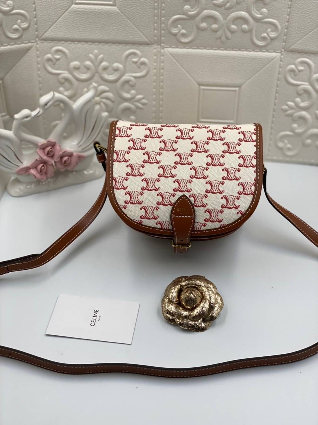 VIP GIFT 】หนังแท้ Celine Women Medium Folco Bag in Triomphe Canvas and Calfskin หากใครที่กำลังมองหากระเป๋าสะพายข้าง ขนาดกะทัดรัด และเรียบหรู ต้องใบนี้เลยค่ะ เป็นกระเป๋าเปิดปิดแบบแบบฝาผับที่มีรูปทรงโค้งและที่ล็อกรูปทรงคล้ายเข็มขัด อีกทั้งยังสะท้อนความสวยสไ