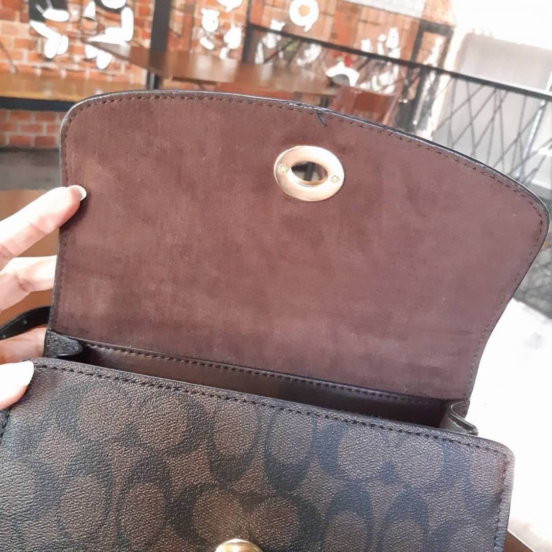 COACH TILLY SATCHEL 23 IN SIGNATURE CANVAS ((C1802//C1439/C1435)) กระเป๋า crossbody สวยหรู ขนาดใหม่ พร้อมสีมาใหม่!! ดีไซน์ย้อนยุค วัสดุหนังแคนวาสเคลือบลายสลับหนังแท้ มาพร้อมหูจับในตัว และสาย crossbody ปรับได้ตามตัว เปิด-ปิดด้วยตัวบิดล็อค ภายในโล่ง บุกำมะห