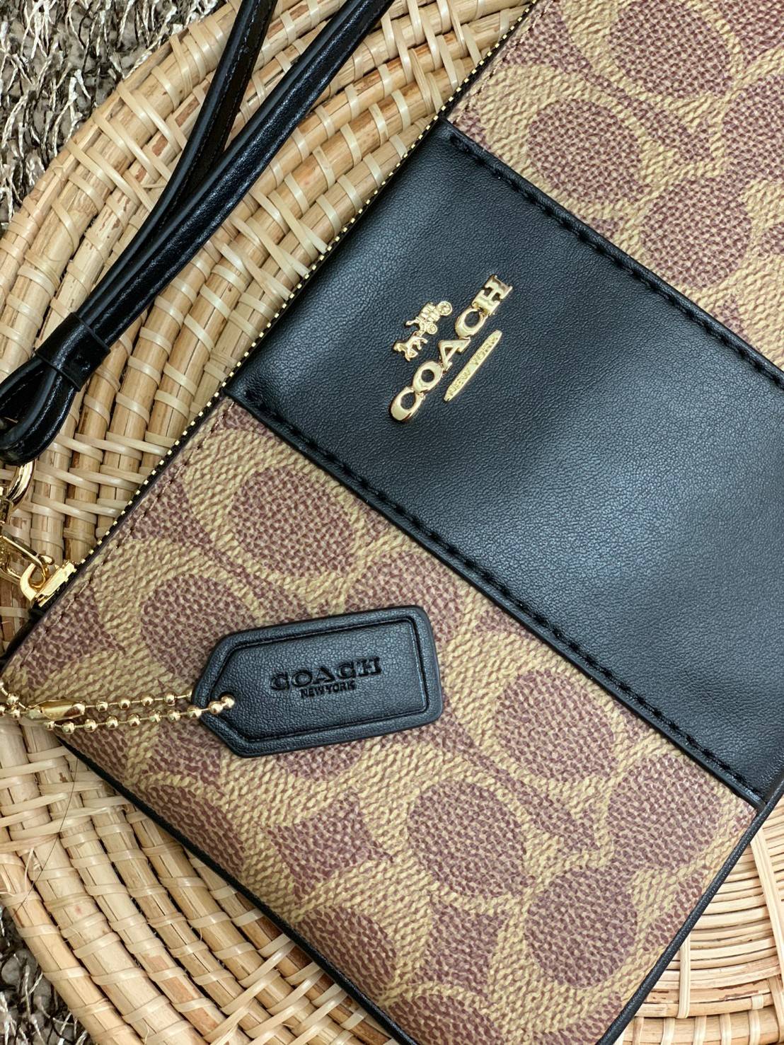 COACH SMALL WRISTLET IN COLORBLOCK SIGNATURE ((32445)) ✔️กระเป๋าคล้องมือ วัสดหนัง pvc อย่างดี ลายซิกเนเจอร์ ตัดขอบสีตรงกลางสวยงามมากๆค่ะ แบบซิปเดียว ((ภายในใส่มือถือได้บางรุ่นค่ะ)) มีช่องเสียบบัตรให้2ช่องด้วยนะคะ