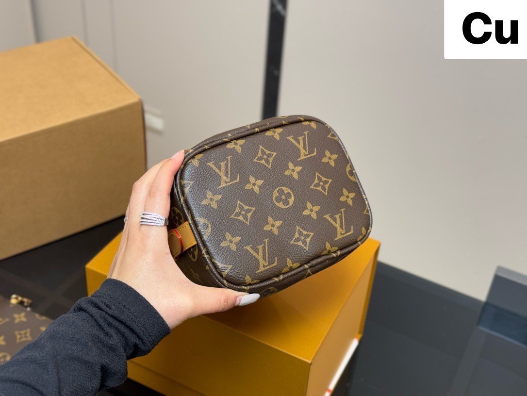 LV All In BB bag กระเป๋าทรงบัคเก็ตไซส์เล็กน่ารัก พร้อมใบลูกแยกใช้งาน และแม่กุญแจ/เนมแท็กสวยหรูโดดเด่น ดีไซน์คลาสสิคคงความเอกลักษณ์