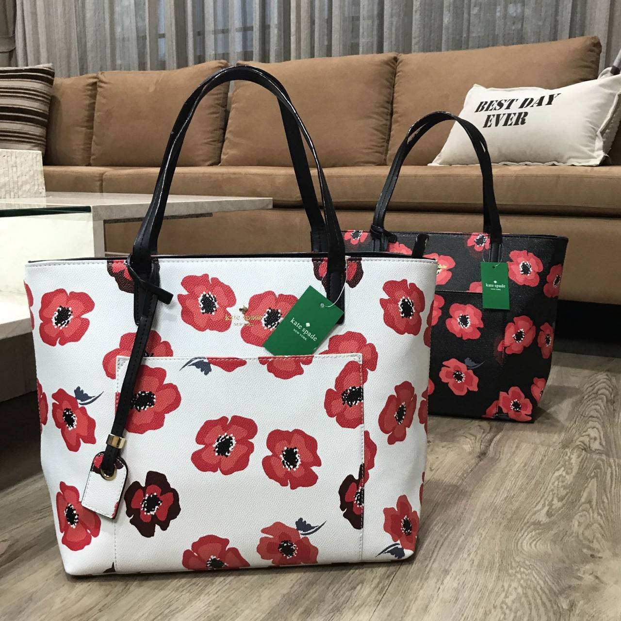 KATE SPADE New York Hyde Lane Poppies Riley Rose Tote Bag กระเป๋าสะพายทรง Tote Bag หนังสวยอยู่ทรงคอลเลคชั่น ดอก Poppies ห้อย TAG ที่หูกระเป๋าด้านหน้าประดับโลโก้ มีช่อง หน้าใส่ของได้ ภายในมีช่องซิป และช่องใส่มือถือ กว้างและจุ ใส่ ipad, notebook, เอกสาร A4 