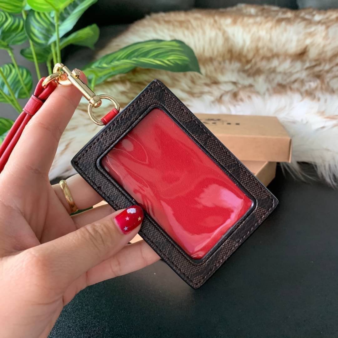 COACH F63274 ID LANYARD IN SIGNATURE COATED CANVAS กระเป๋าใส่บัตรคล้องคอ ลาย C ทั้งใบ ด้านหน้าตกแต่งชื่อแบรนด์ สวยมากกก ใส่บัตรพนักงาน และบัตรต่างๆ มาพร้อมสายคล้องคอ สายถอดออกได้ ตัวกระเป๋ามี 3 ช่องค่ะ