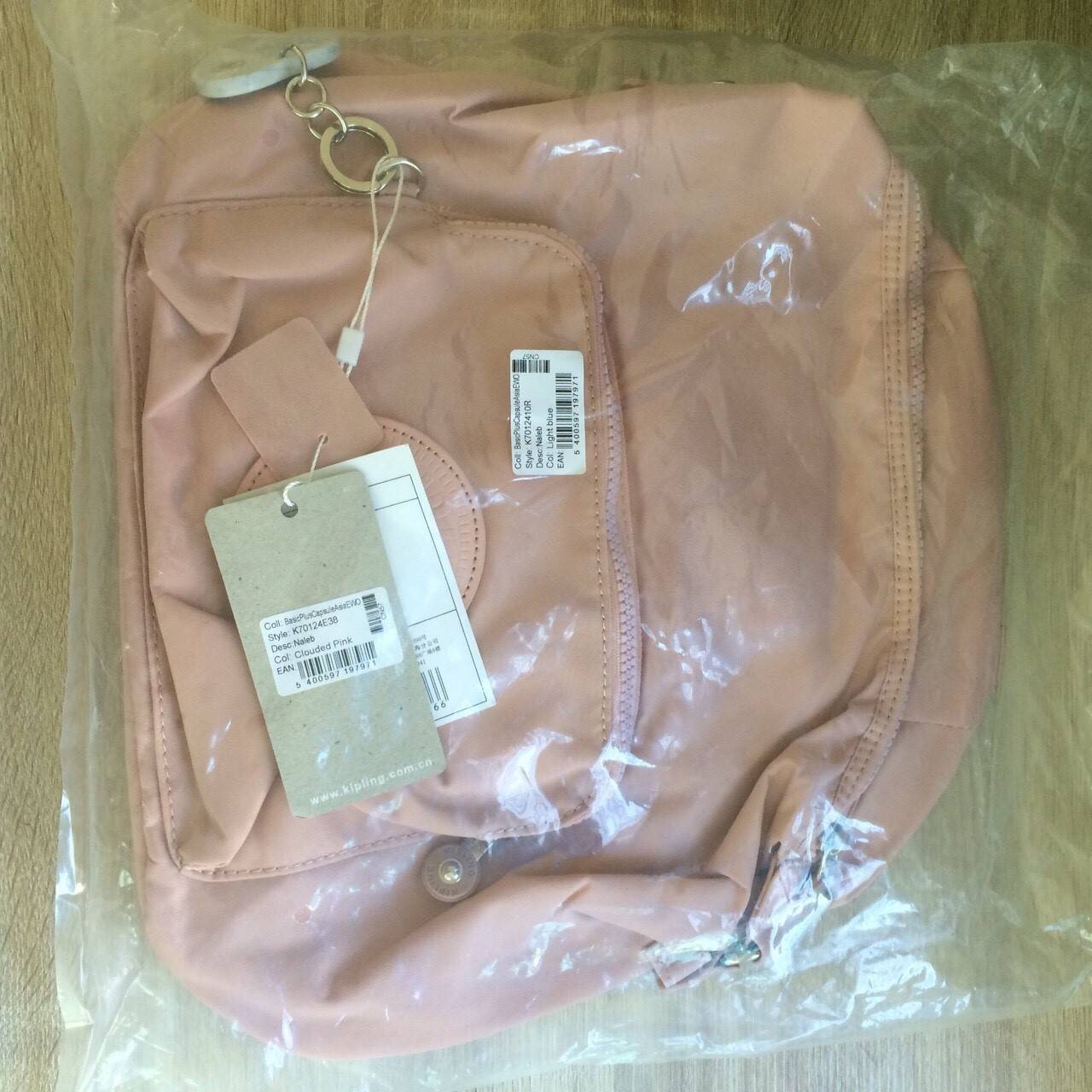 kipling mini bagpack กระเป๋าเป้ขนาดกลางกำลังดี วัสดุไนลอนกันน้ำ ปานกลาง ด้านหน้ามีช่องเล็ก โลโก้แบรนด์ มาพร้อมพวงกุญแจ ลายหินอ่อนรูปหัวใจ ช่องใหญ่เปิดปิดด้วยซิปบน ภายใน แบ่งช่องเป็นสัดส่วน มีช่องเล็ก และช่องซิปค่ะ