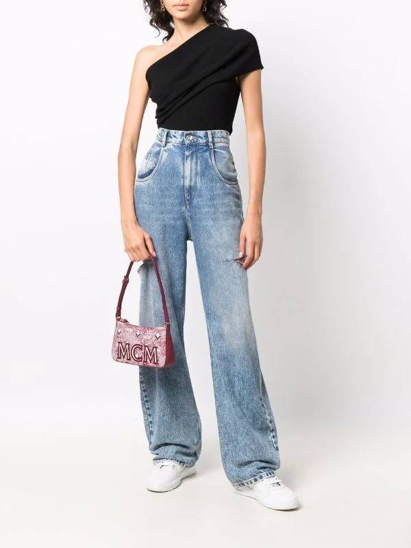 M.C.M MINI SHOULDER BAG IN VINTAGE JACQUARD MONOGRAM คอลเลคชั่นใหม่ล่าสุด โดดเด่นด้วยลายโมโนแกรม ถักทอบนผ้า woven jacquard กระเป๋าสะพายทรงพอชที่ไม่ธรรมดา มาพร้อมสายสะพายในตัว สามารถปรับใช้ได้ 2 แบบ สายยาวสะพายข้าง หรือจะนำสายเส้นกลางออกและปรับใช้สะพายไหล่