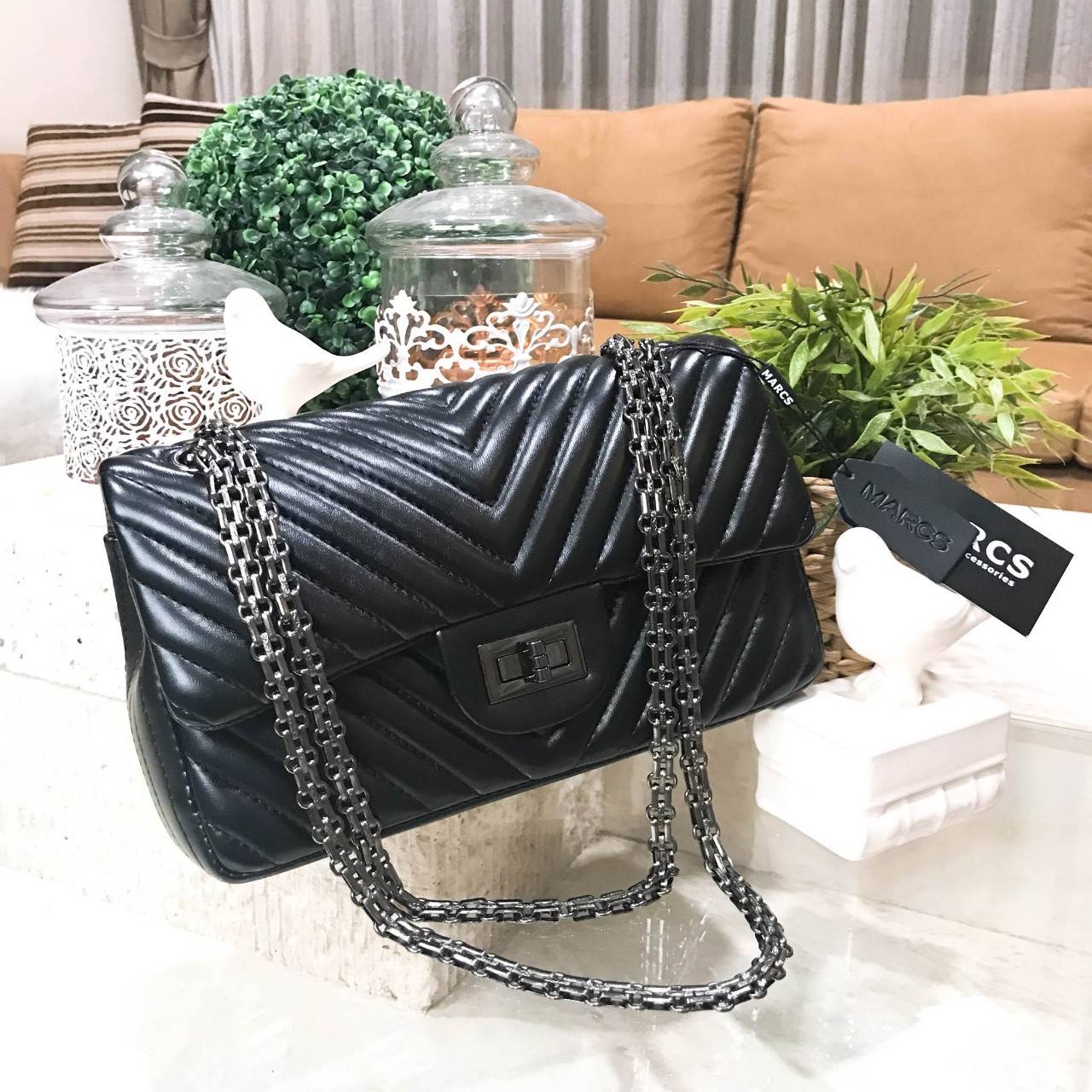 MARCS WOMAN QUILTED CHAIN SHOULD BAG New arrival! กระเป๋าสะพาย วัสดุหนังแกะสังเคราะห์ นิ่มสวย อยู่ทรง ลาย chevron สไตล์ Chanel ขนาดกำลังดี น้ำหนักเบา เปิดปิดด้วยตัวล็อคบิด พร้อมฝาปิดกระดุมแม่เหล็ก ภายในมีหลายช่อง ทั้งบริเวณด้านหน้า และฝาปิด ภายในกว้าง และ