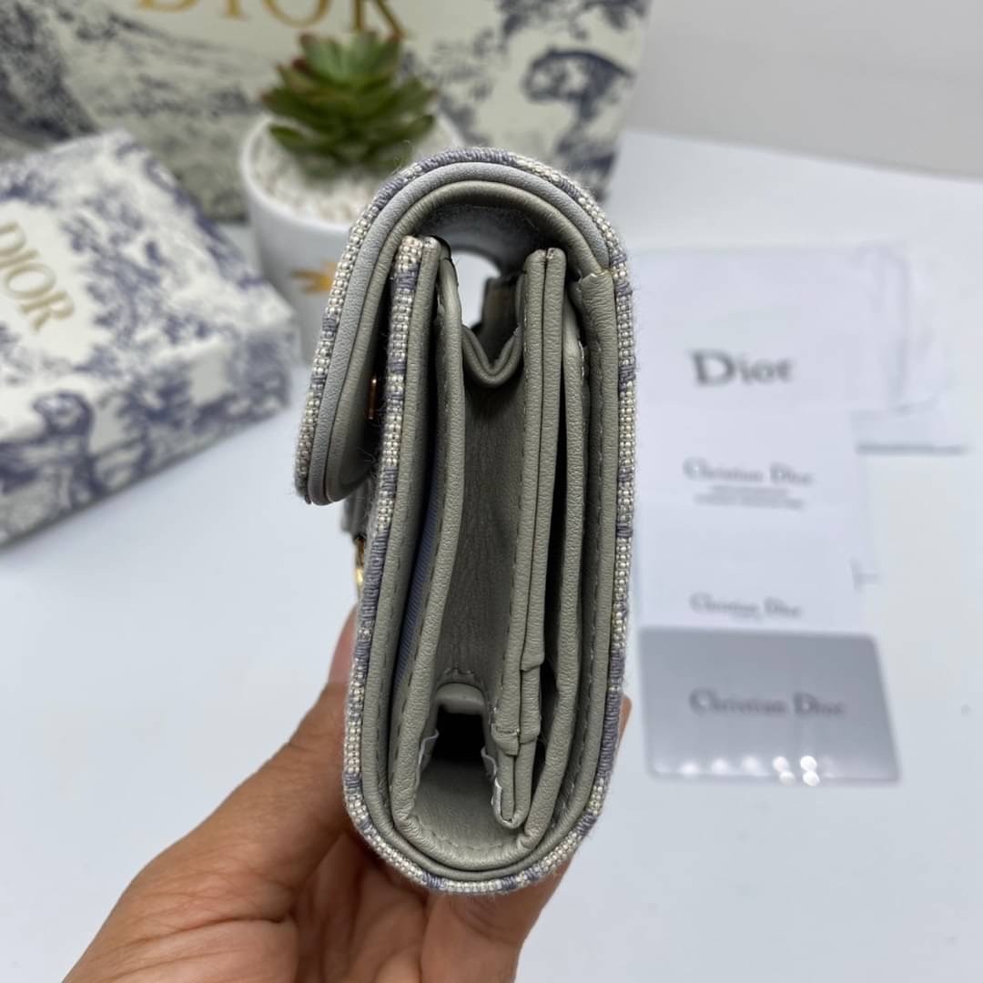 ORI 🥂 DIOR Wallet Saddle Lotus / Dior tri-fold wallet เกรดออริจินอล กระเป๋าสตางค์ 3 พับ วัสดุหนังแท้ และผ้า Jacquard อย่างดี ทอสวยงามที่สุด มีช่องใส่เหรียญมีซิปปิด ใส่การ์ด ใส่ธนบัตรได้ ครบเลยค่ะ ผสมผสานความสง่างามและคลาสสิกที่เข้ากับยุคสมัย ด้านห