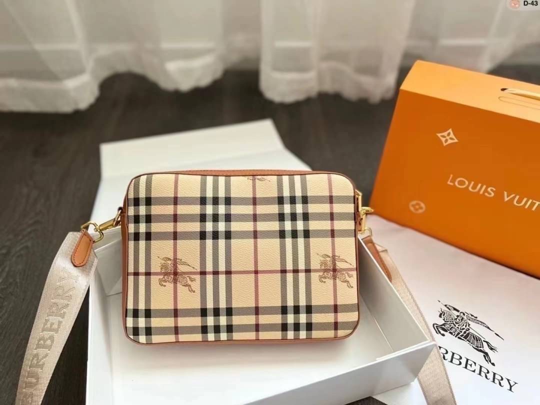 BURBERRY VINTAGE BAG / Burberry Crossbody Bag / Burberry Vintage Check And Leather Crossbody Bag กระเป๋าสะพายลายวินเทจ สวยคลาสสิก รุ่น unisex ใช้ได้ทั้งชาย/หญิง มาพร้อมใบเล็กน่ารัก โทนสีใช้งานง่าย หลายโอกาส