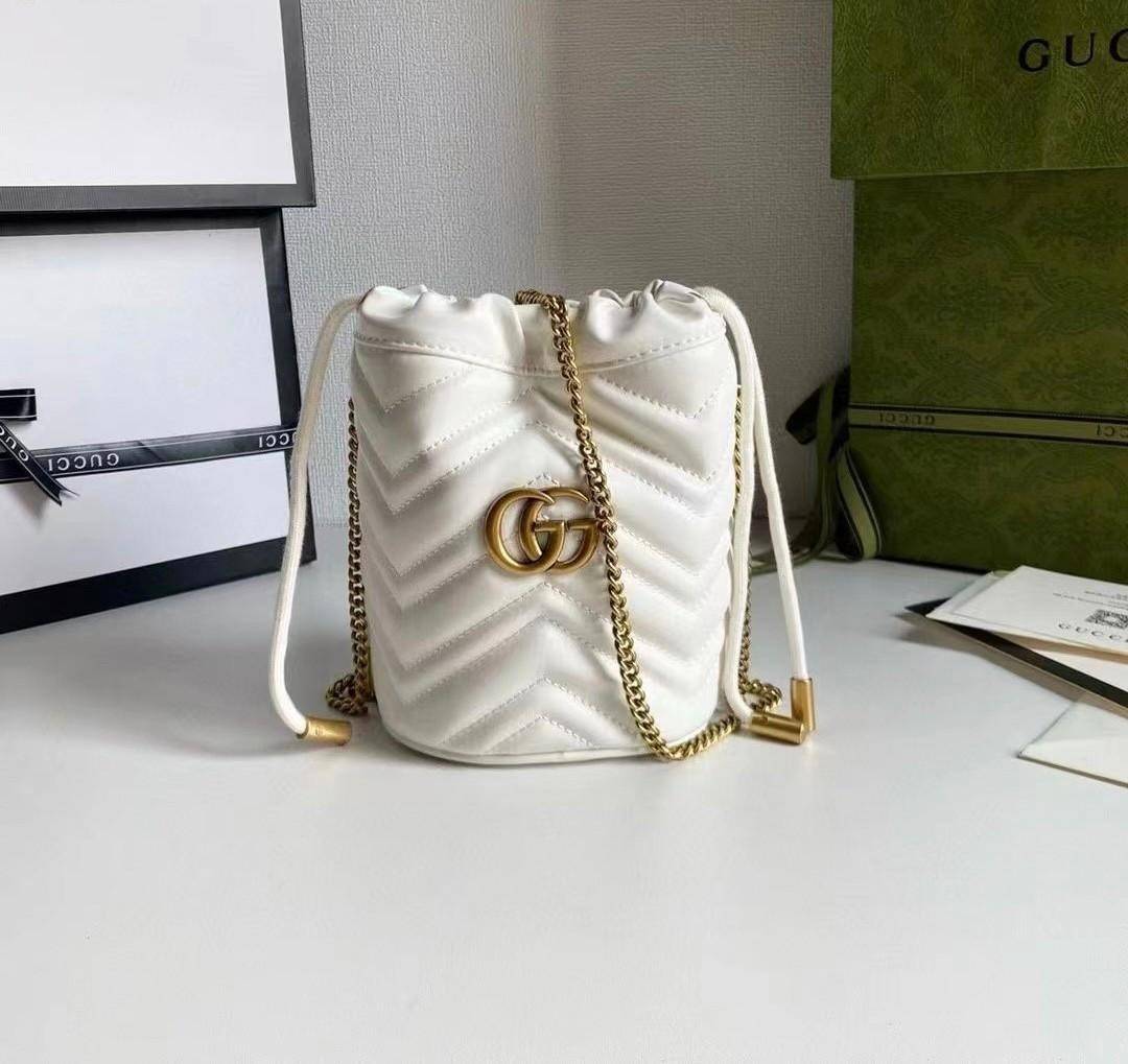VIP 】Gucci GG Marmont mini bucket bag กระเป๋าสะพายข้าง Premiumgift วัสดุหนังแท้ ด้านในโล่ง มีช่องใส่บัตร3ช่อง ใส่กระเป๋าตังค์ ใส่โทรศัพท์ Iphone+ ได้ สายโซ่ยาว Crossbody ได้ ถอดสายได้ น้ำหนักเบา มาพร้อมถุงผ้าแบรนด์ ใบนี้คือที่สุด คุณหนูมากมาย ไม่ควรพลาดเล