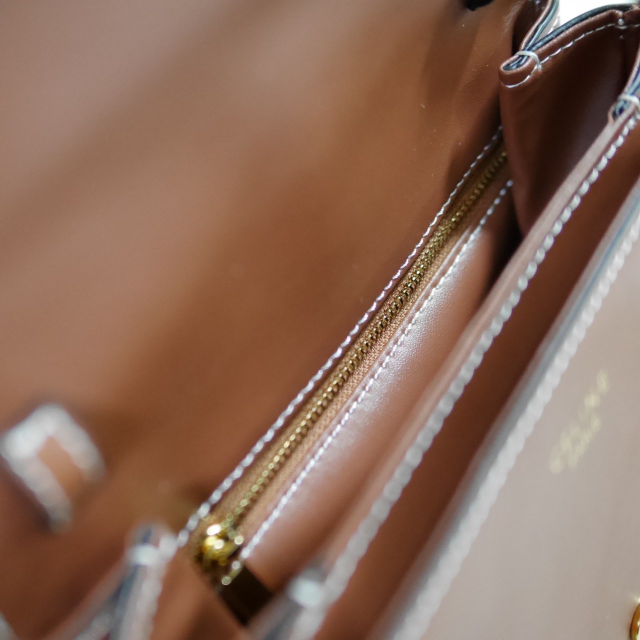 Celine Medium Tabou In Smooth Calfskin พร้อมส่งรุ่นใหม่แล้วค่า กับ CELINE SHOULDER BAG หนังเรียบสวยหรู ปรับดับพวงกุญแจสีทองด้านหน้า ด้านในเปิดด้วยด้วยกระดุม แบ่งช่องใส่ของออกเป็นสัดส่วน พร