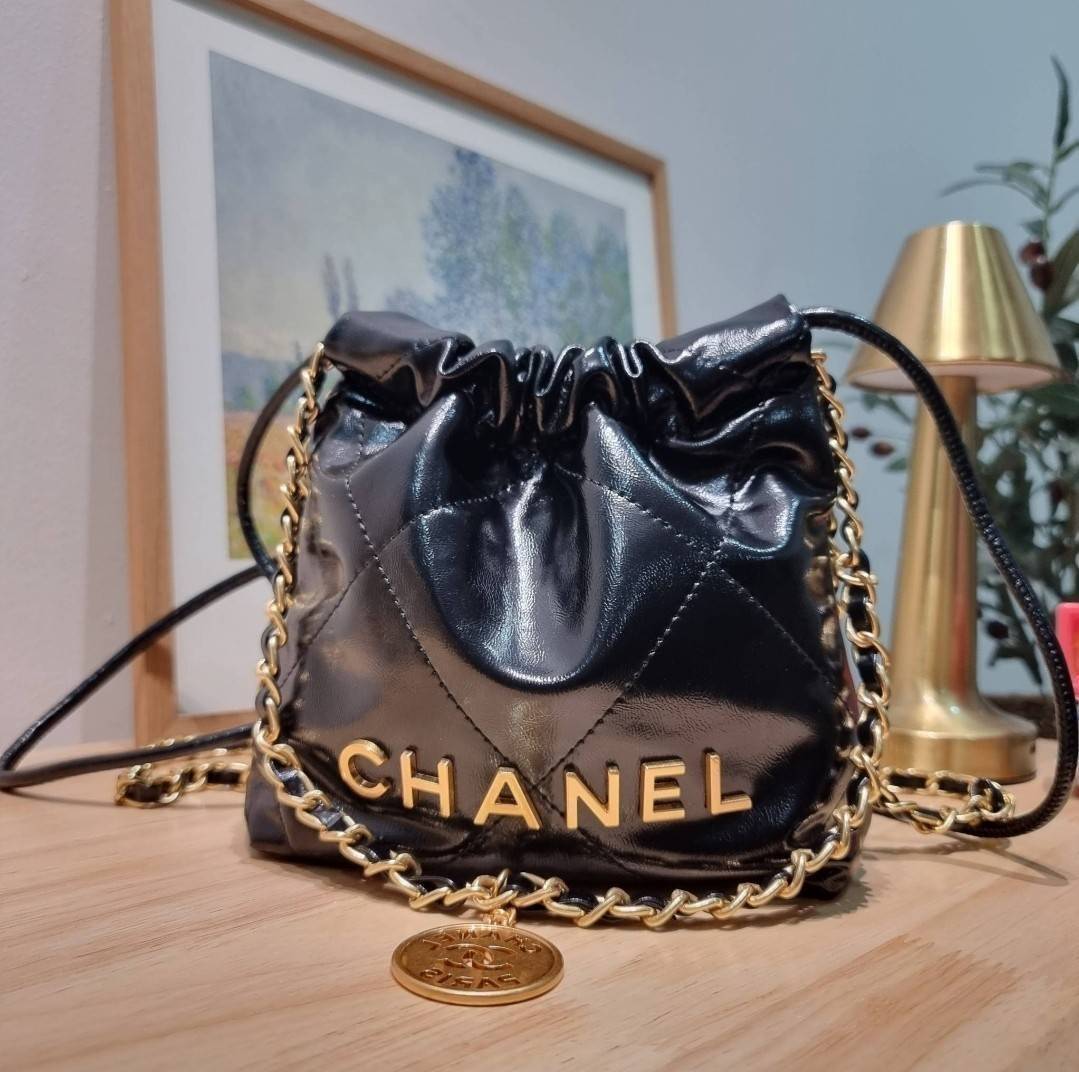 Chanel 22 mini bag / CHANEL 22 MINI HANDBAG พร้อมส่ง 4 สี กระเป๋าสะพาย ดีไซน์เรียบหรู โดดเด่นจากสายสะพายโซ่สีทอง และเหรียญโลโก้ ใช้ได้ง่ายๆไปเลยทุกโอกาส