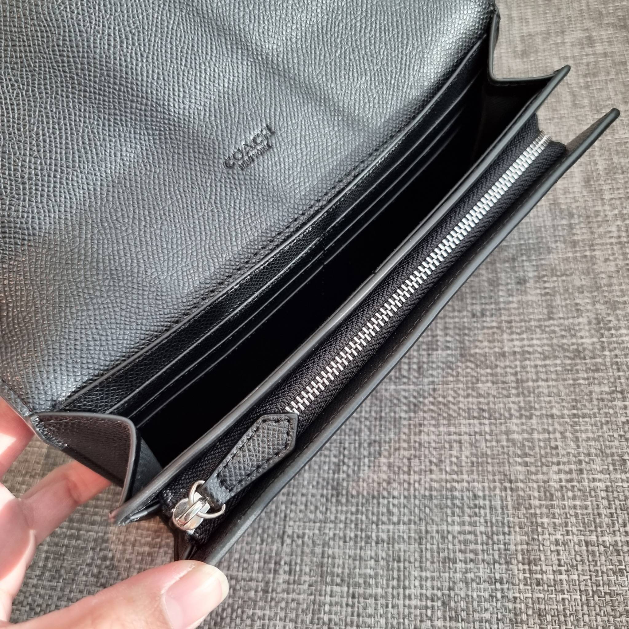 OUTLET 】COACH F31562 SLIM ENVELOPE WALLET IN SIGNATURE CANVAS WITH CHERRY PRINT คอลเลคชั่นใหม่ล่าสุด ต้อนรับนิวเยียร์ไปเลย!! 🍒🎊 กระเป๋าสตางค์รุ่นขายดี ทรงจดหมายรุ่นฝาพับ ดีไซน์ลายเชอร์รี่ น่ารักสดใส วัสดุหนังแคนวาสเคลือบลาย ภายในใส่มือถือไ